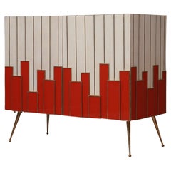 Sideboard aus weißem Ziegenleder, Messing und rotem Glas, Mid-Century, 1980