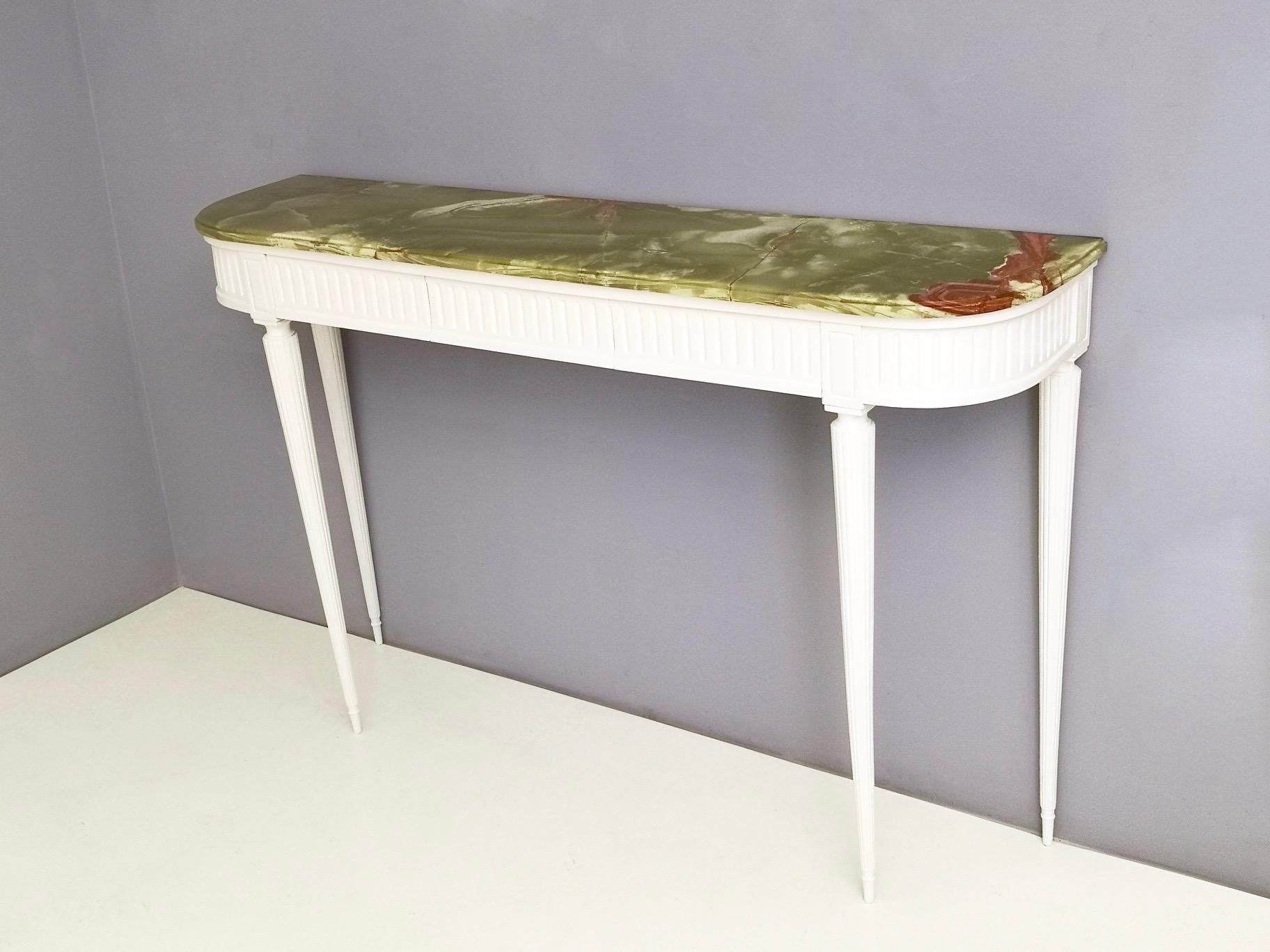 It features a wonderful and thick onyx top and a white lacquered beech frame.
It might show slight traces of use since it's vintage, but it can be considered as in very good original condition and ready to become a piece in a home. 

Measures: