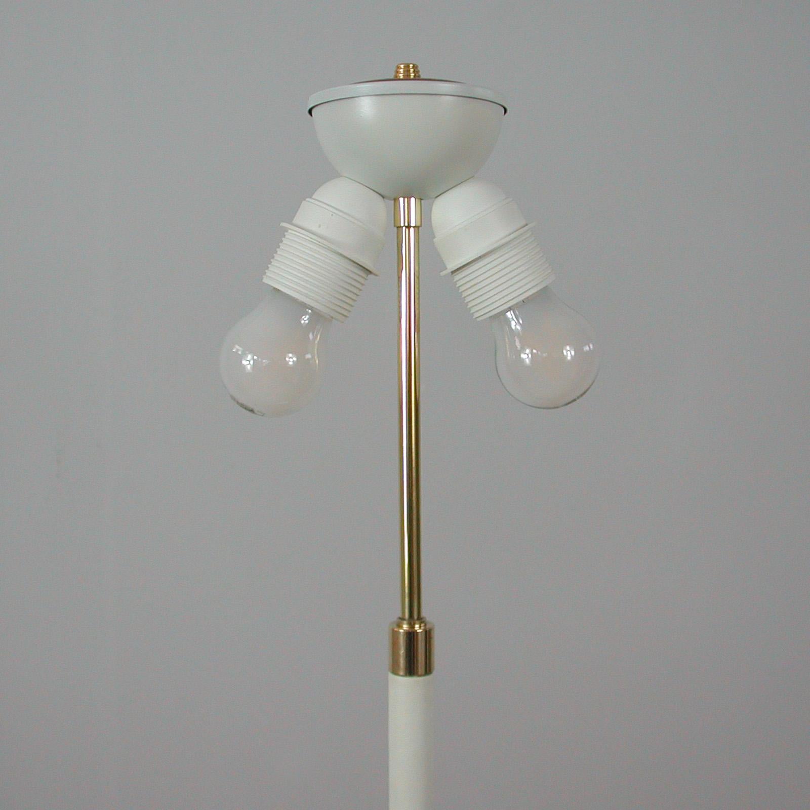 Midcentury White Leather and Brass Floor Lamp by Vereinigte Werkstätten, 1950s In Good Condition For Sale In NUEMBRECHT, NRW