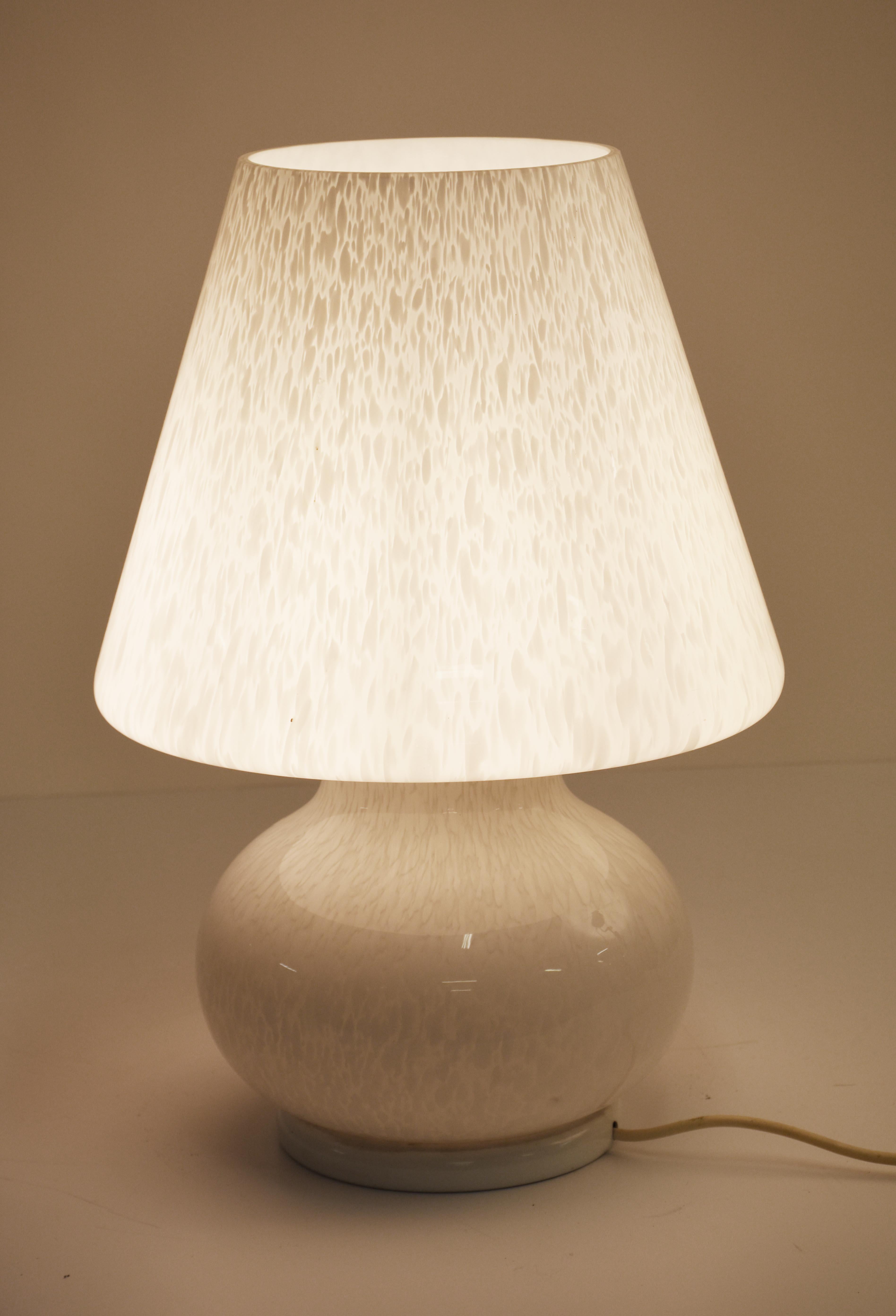 Mid-Century Modern Midcentury White Murano Glass Italian Mushroom-Shaped Table Lamp, 1970s