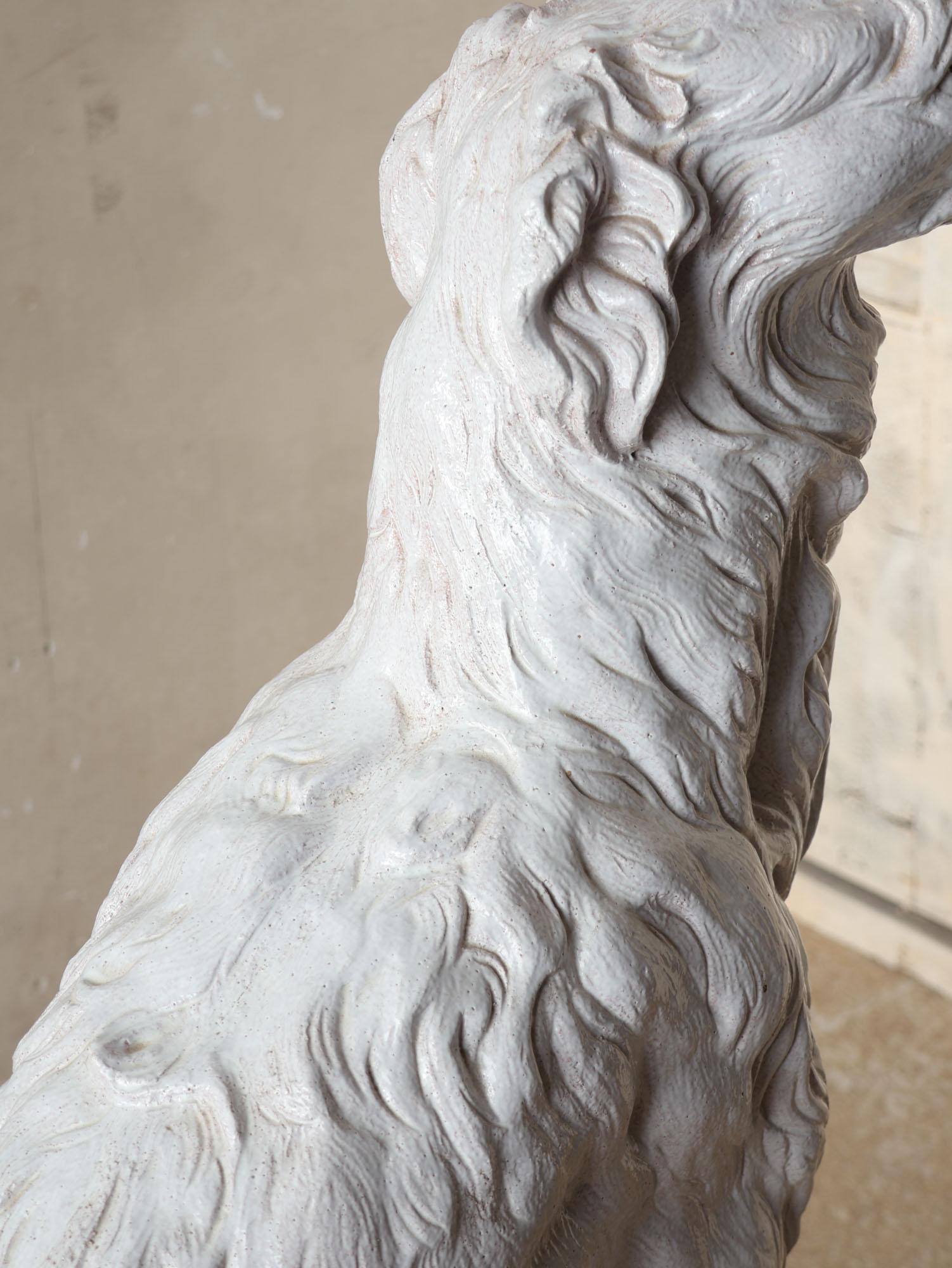 Sculpture italienne du milieu du siècle dernier en terre cuite peinte en blanc d'un chien de Borzoi, 1970 en vente 4
