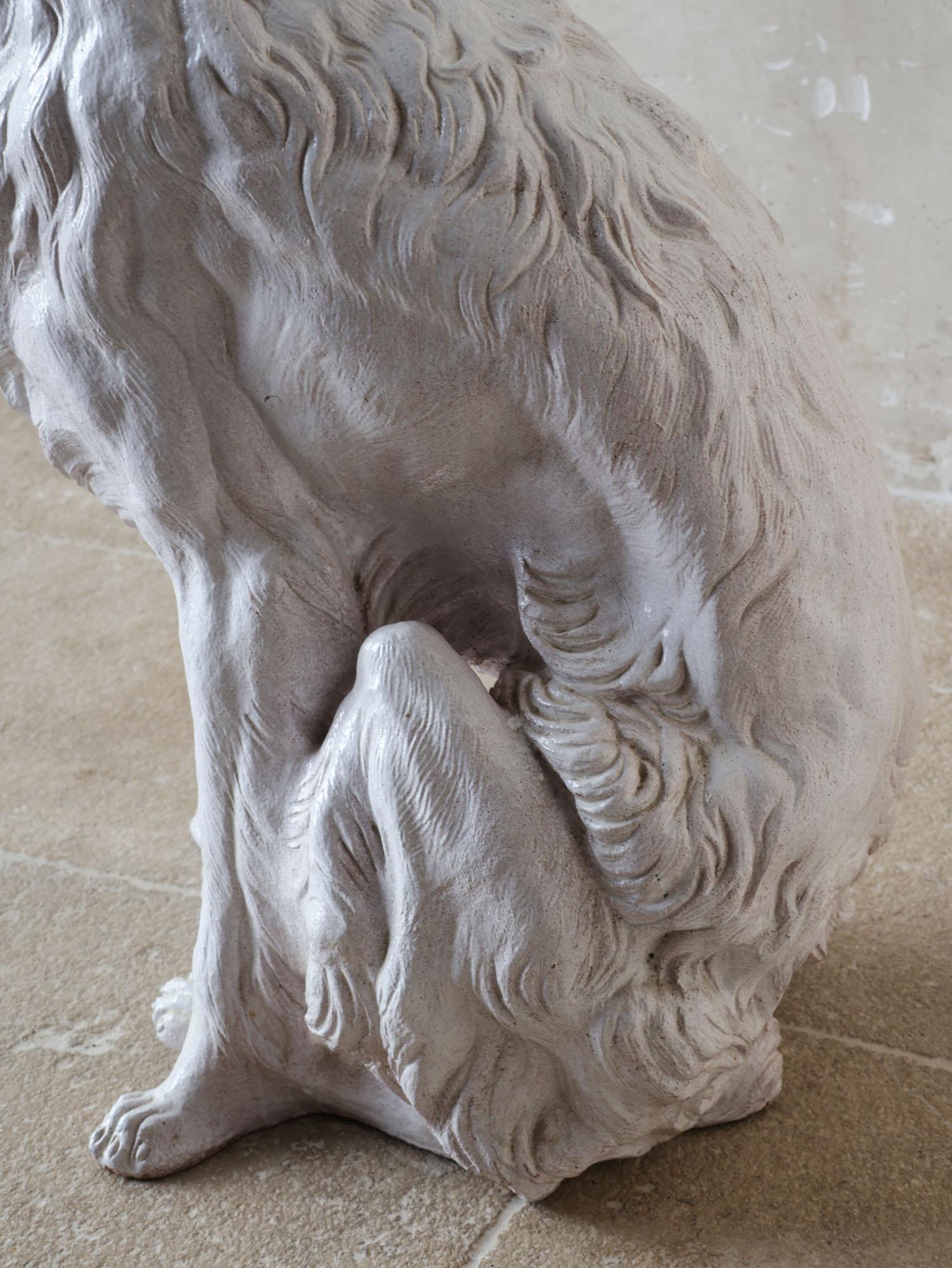 Sculpture italienne du milieu du siècle dernier en terre cuite peinte en blanc d'un chien de Borzoi, 1970 en vente 6