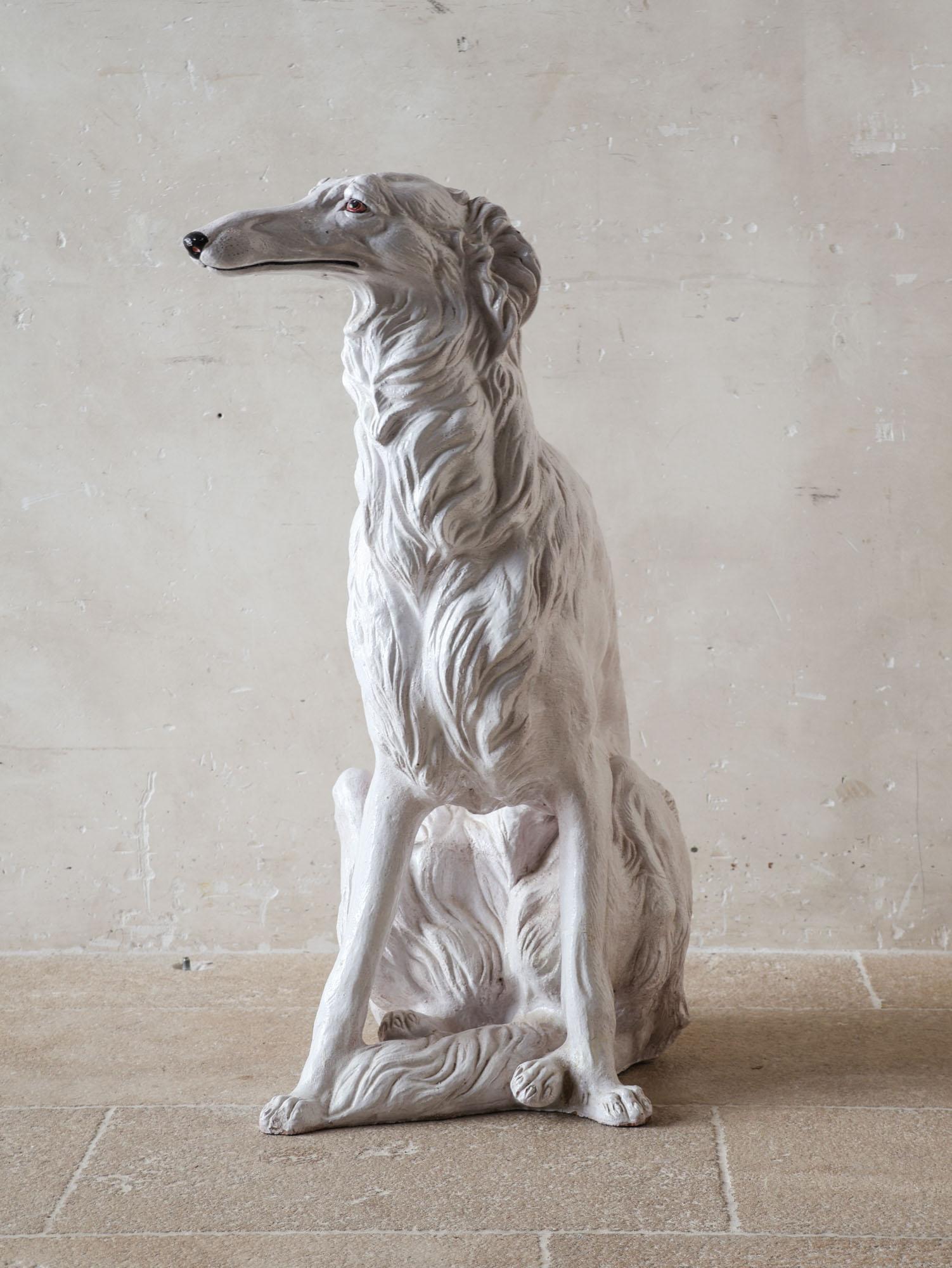 Sculpture italienne vintage en terre cuite peinte en blanc représentant un chien de Barzoï, années 1970. Cette sculpture en terre cuite grandeur nature d'un superbe chien de Barzoï blanc a été réalisée en Italie dans les années 1970. Les lignes