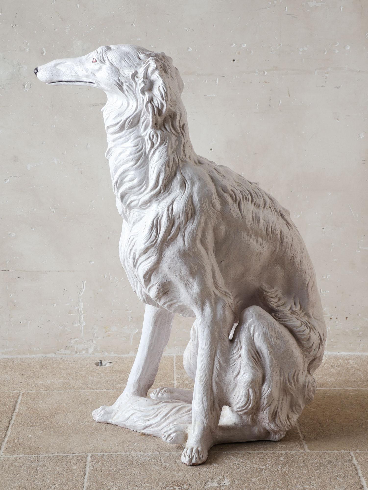 Peint Sculpture italienne du milieu du siècle dernier en terre cuite peinte en blanc d'un chien de Borzoi, 1970 en vente