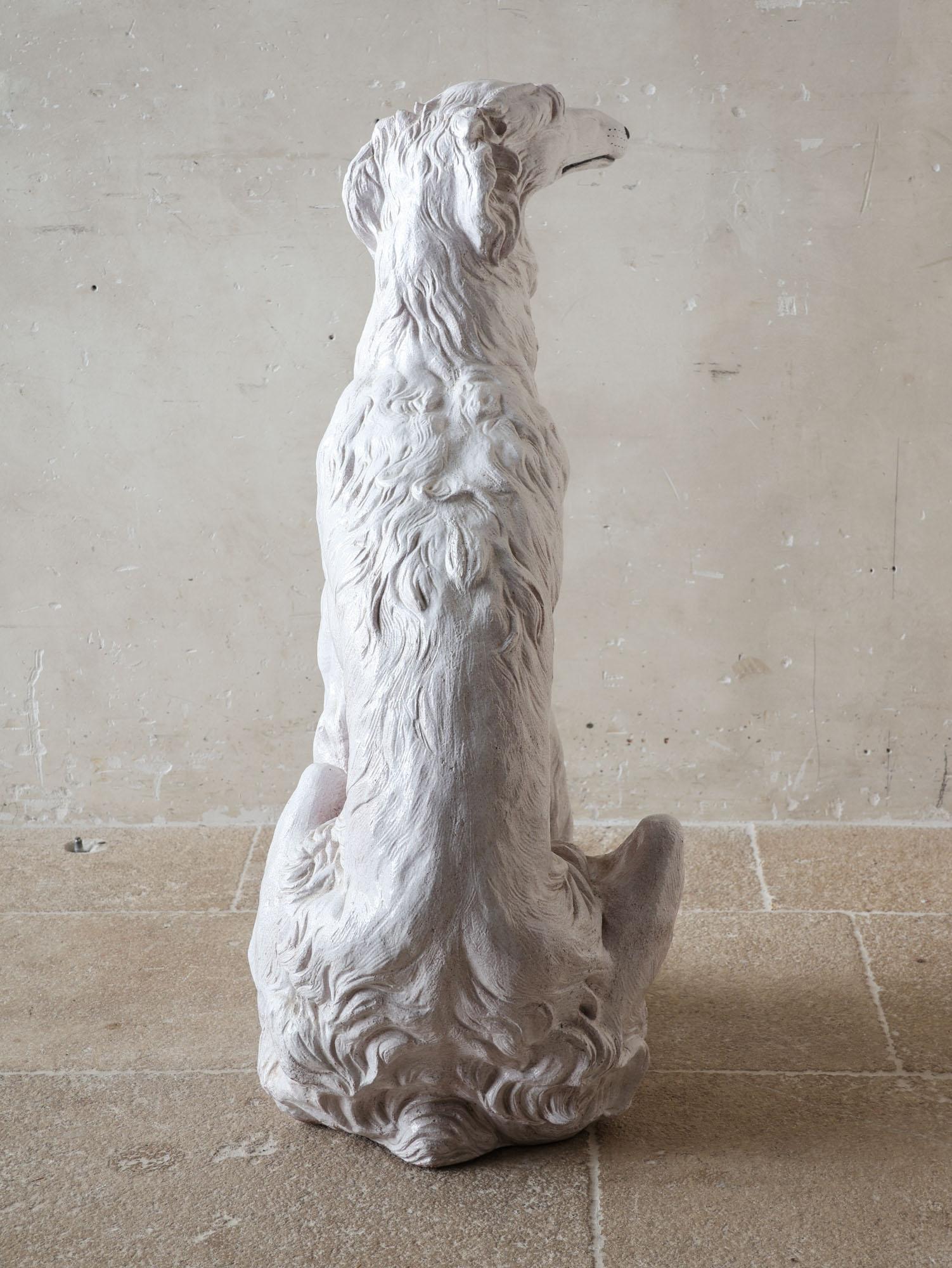 Sculpture italienne du milieu du siècle dernier en terre cuite peinte en blanc d'un chien de Borzoi, 1970 Bon état - En vente à Baambrugge, NL