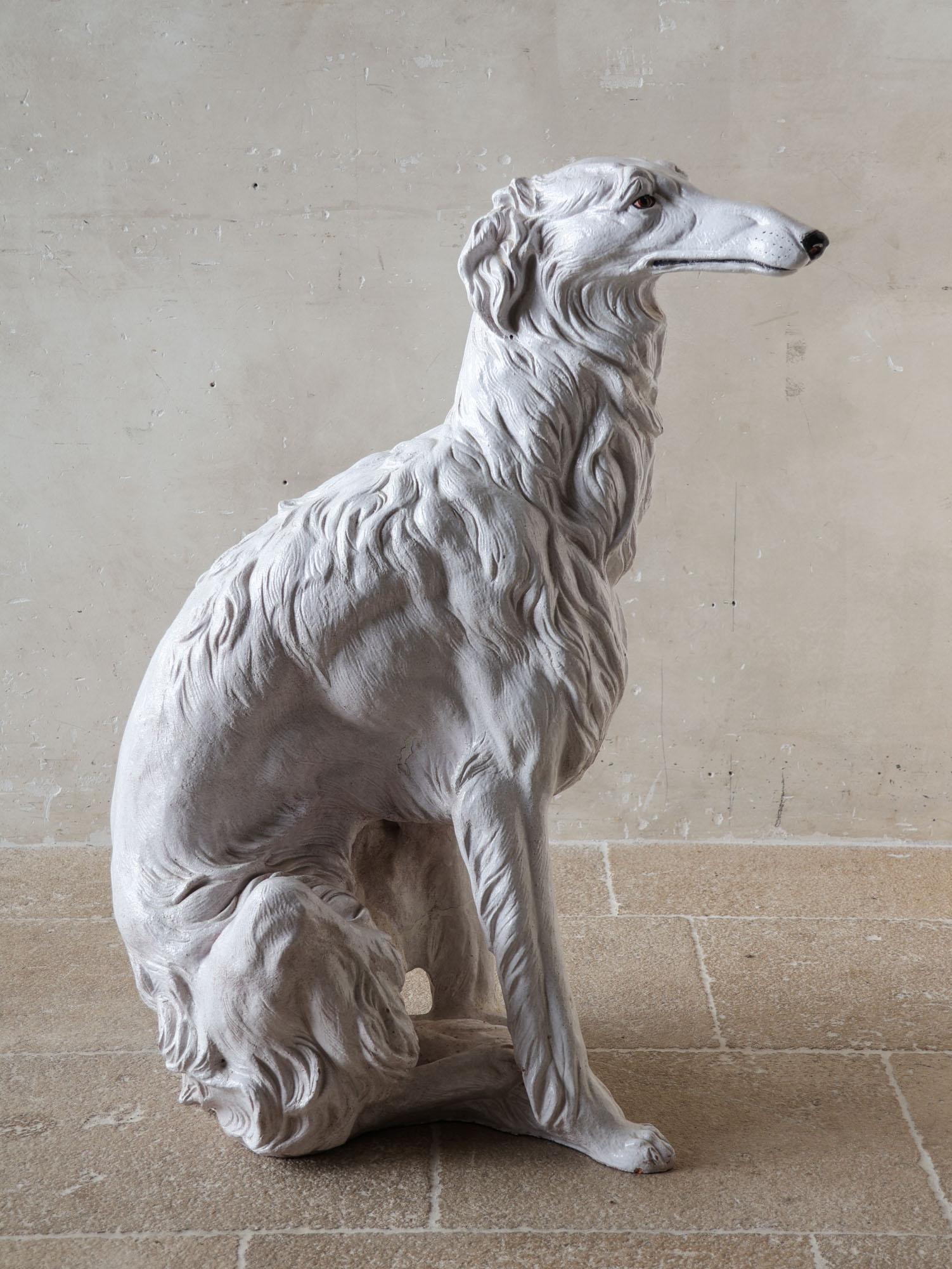 20ième siècle Sculpture italienne du milieu du siècle dernier en terre cuite peinte en blanc d'un chien de Borzoi, 1970 en vente