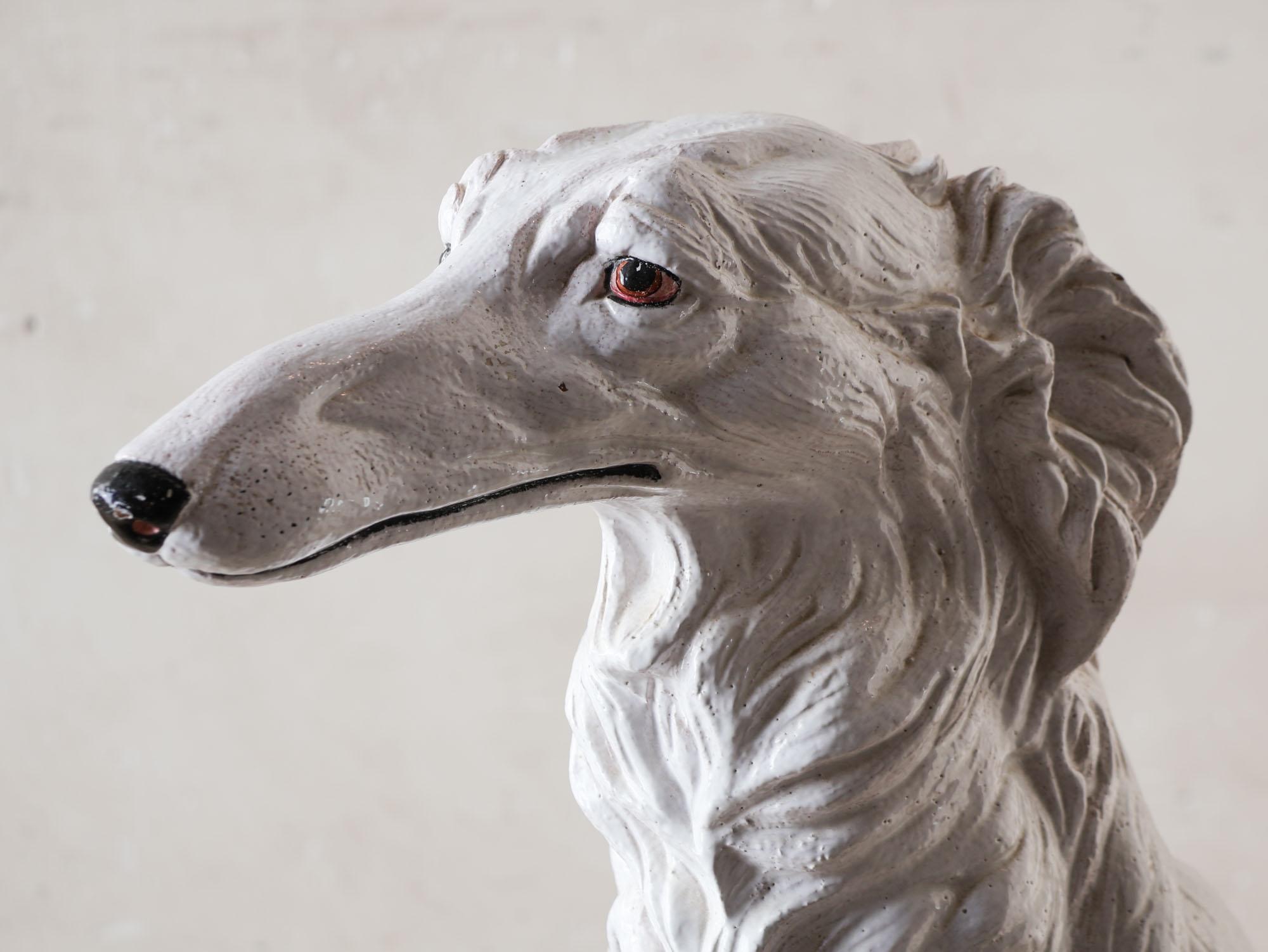 Sculpture italienne du milieu du siècle dernier en terre cuite peinte en blanc d'un chien de Borzoi, 1970 en vente 1