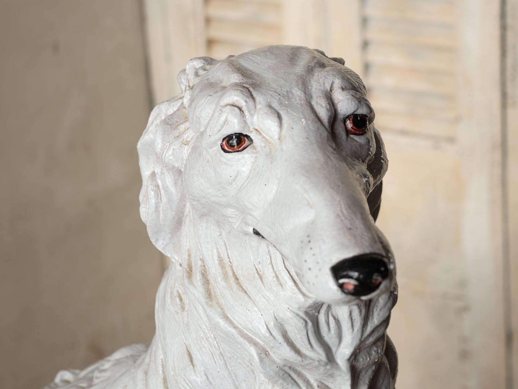 Sculpture italienne du milieu du siècle dernier en terre cuite peinte en blanc d'un chien de Borzoi, 1970 en vente 2