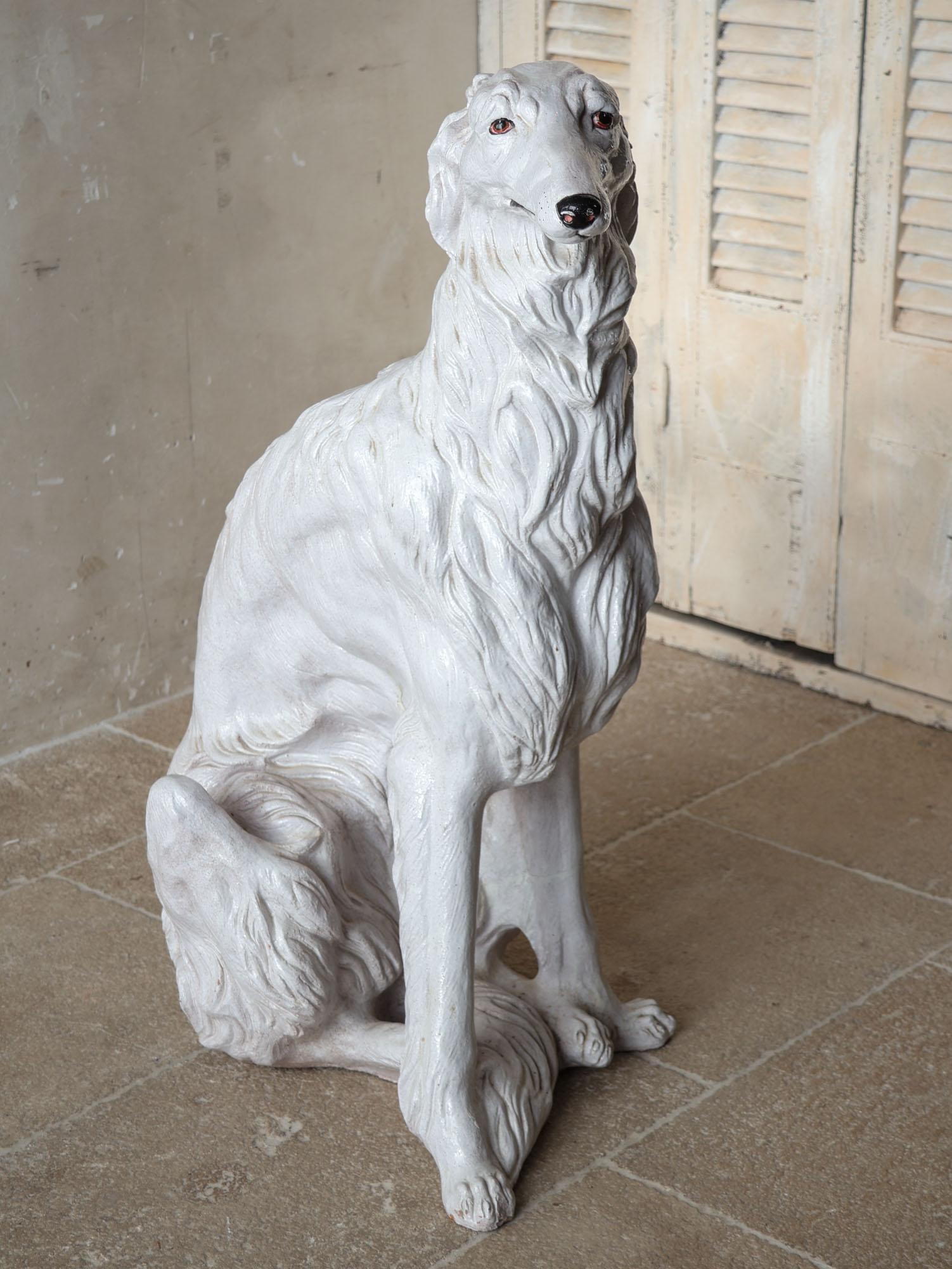 Sculpture italienne du milieu du siècle dernier en terre cuite peinte en blanc d'un chien de Borzoi, 1970 en vente 3