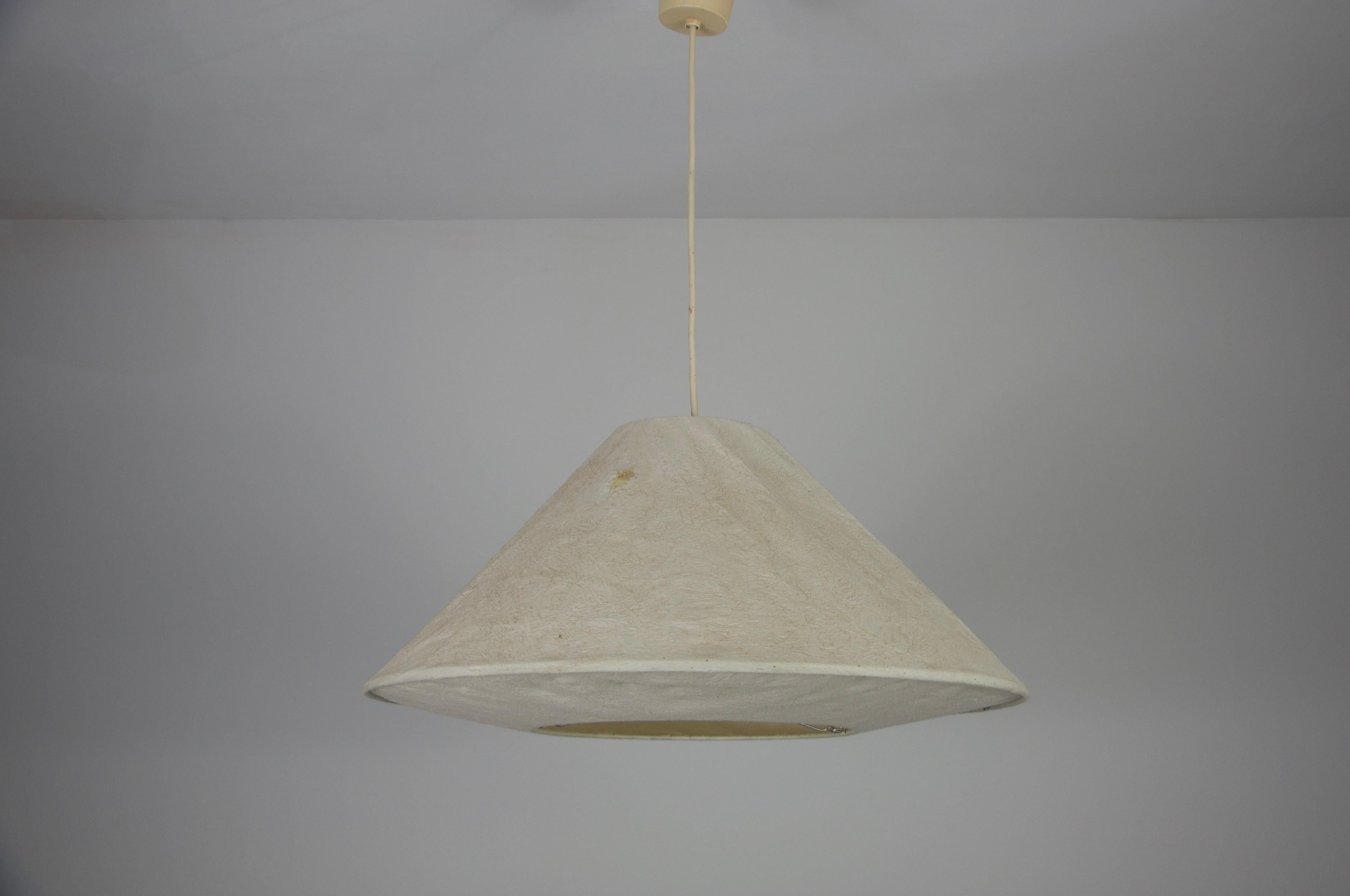 Weiße Mid-Century-Pendelleuchte, 1960er Jahre, Deutschland im Zustand „Gut“ im Angebot in Hagenbach, DE