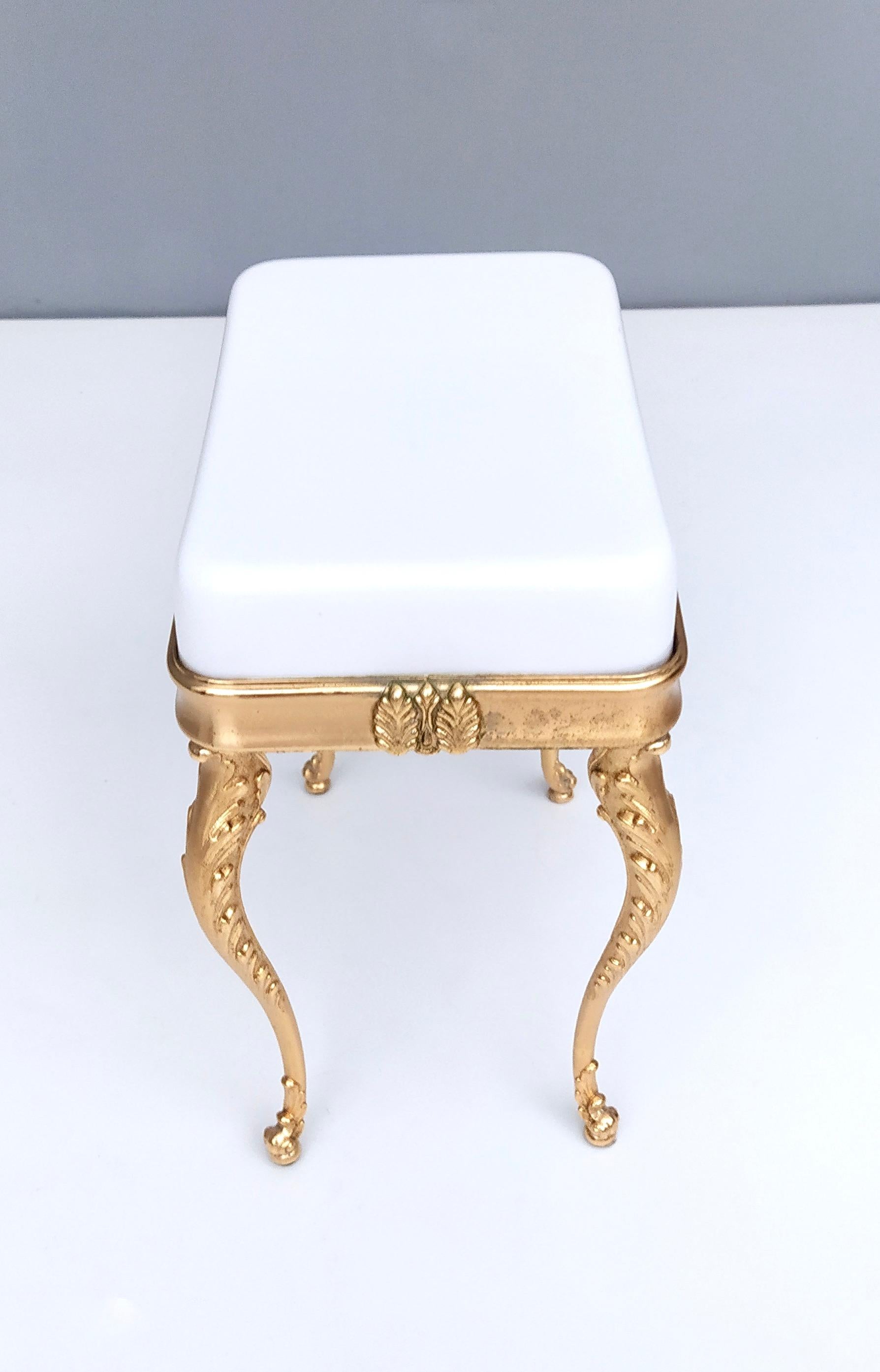 Vintage White Plastic Seat Ottoman with Cast Brass Legs, Italy In Good Condition For Sale In Bresso, Lombardy