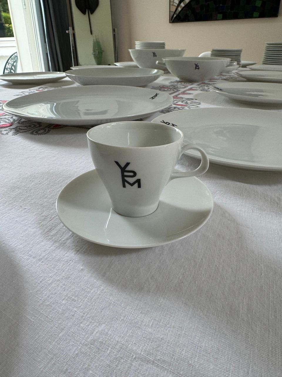 Tazas de café de porcelana blanca francesa de mediados de siglo de la manufactura Jean Luce Thomas Hecho a mano en venta