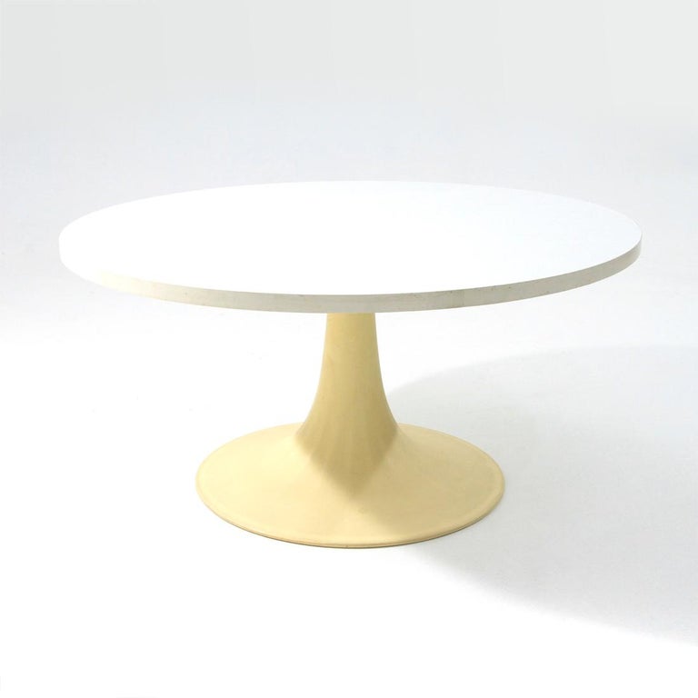 French-made coffee table produced in the 1960s.
Top in white laminated wood veneer.
Tulip-shaped base in cream-colored plastic.
Good general conditions, some signs due to normal use over time.

Dimensions: Diameter 80 cm, height 40 cm.