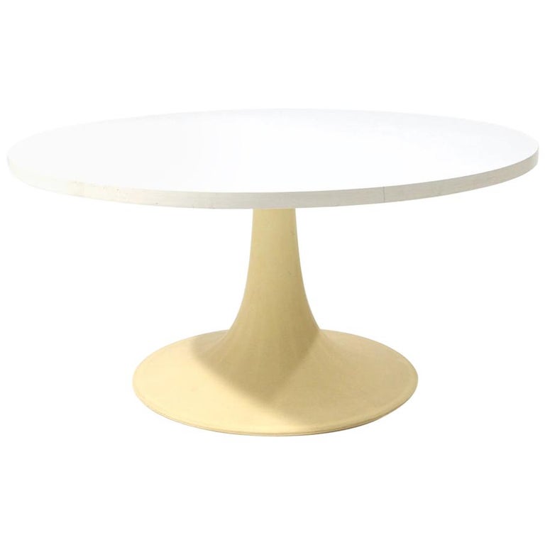 Midcentury White Tulip Round Coffee Table by Grosfillex, 1960s For Sale
