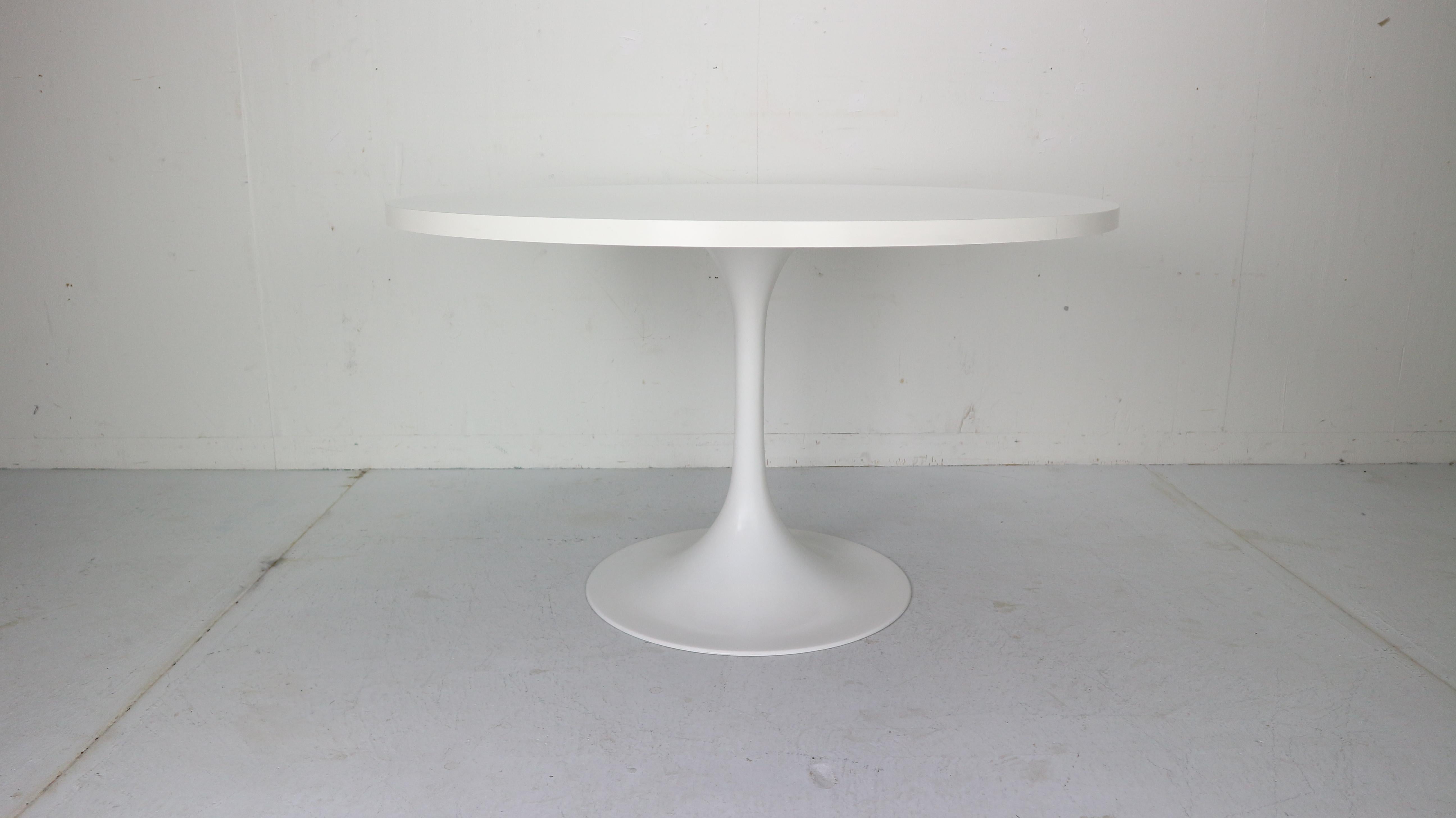 Midcentury period white Tulip form dining table made in 1970s period Italy.
The table consists of structural base witch is made of painted white steel and formica white top. Its shape and design is in the style of the classical design of tulip