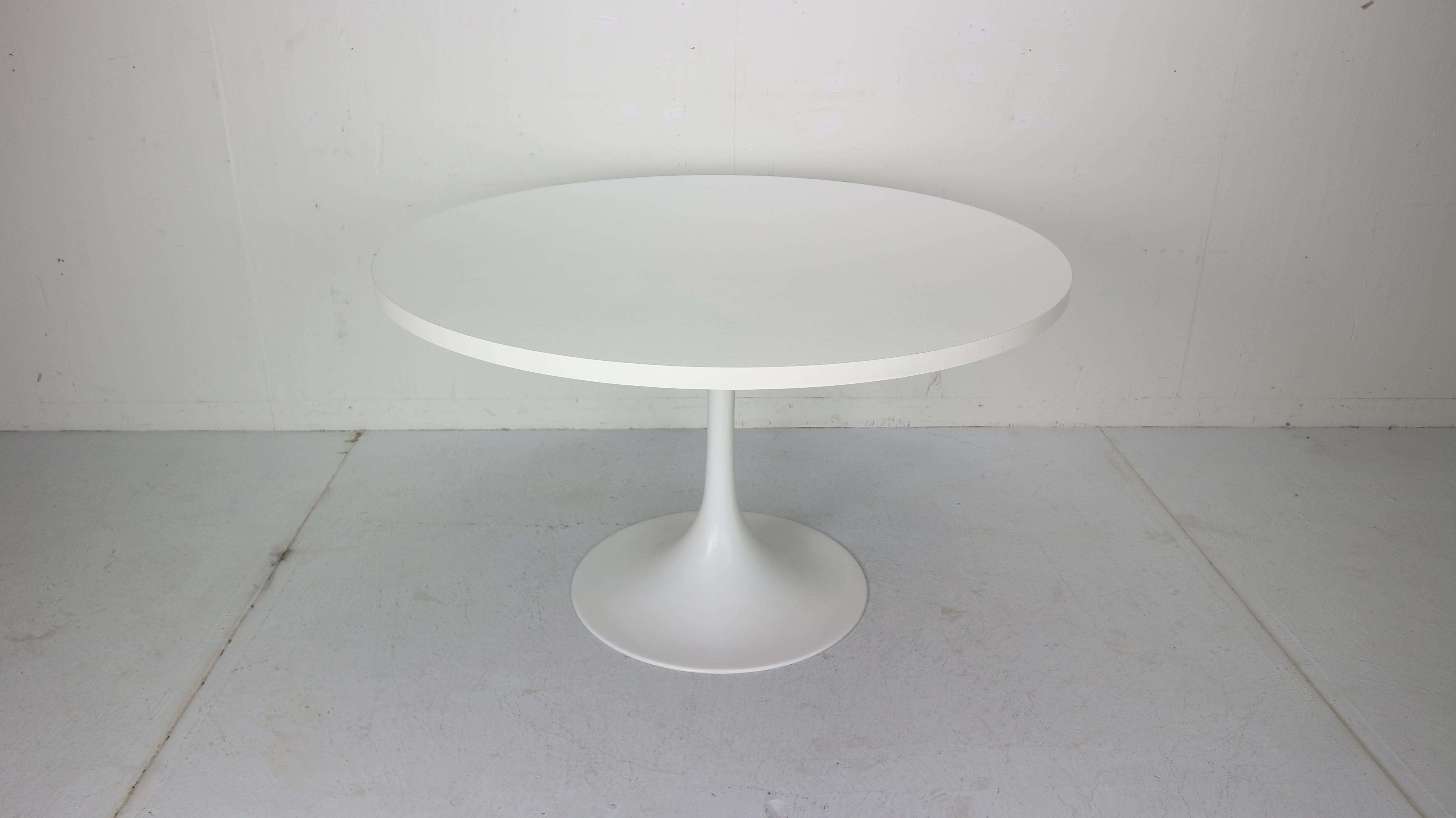 Mid-Century Modern Midcentury White Tulip Round Dining Table, 1970s, Italy