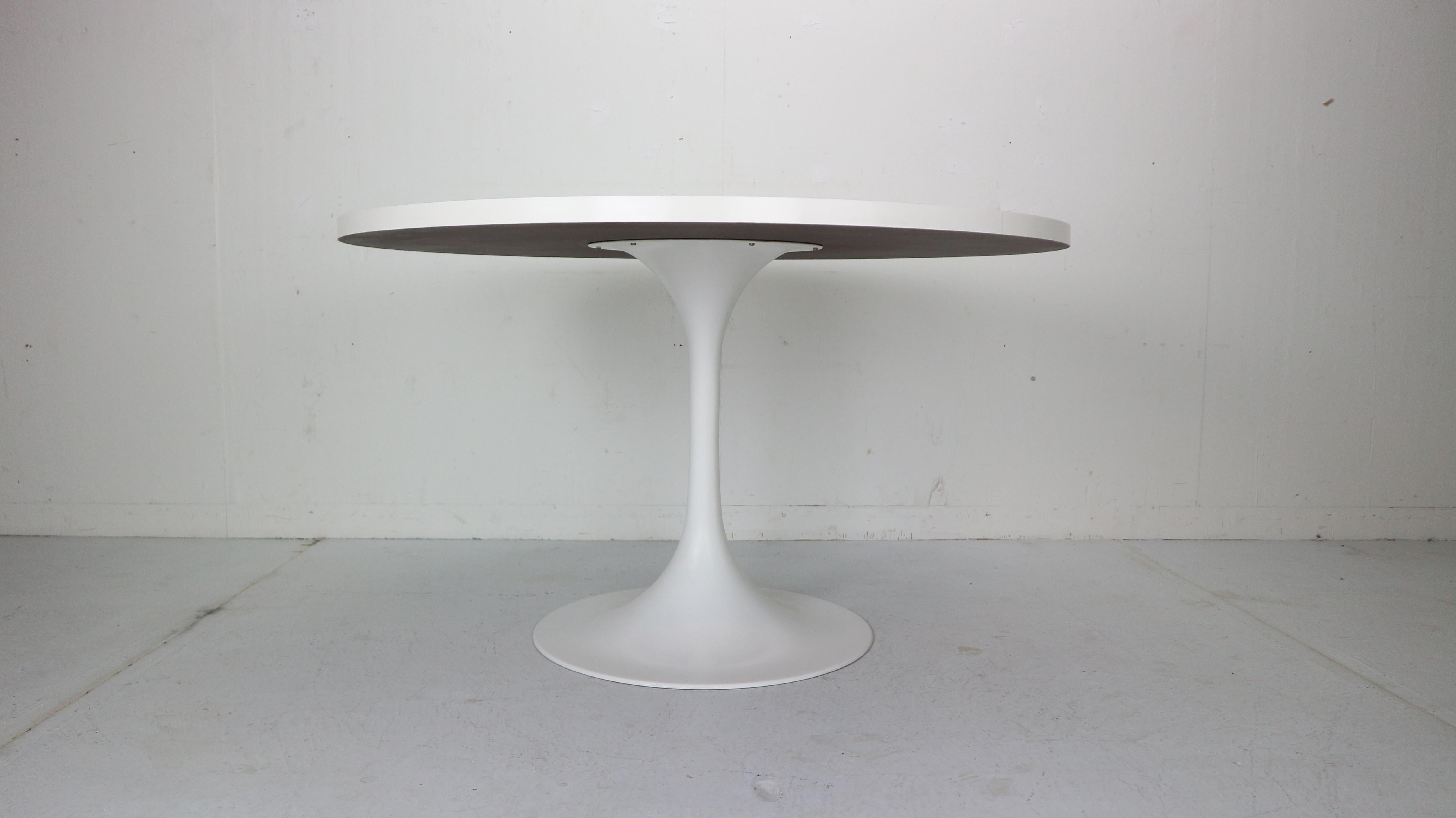 Painted Midcentury White Tulip Round Dining Table, 1970s, Italy