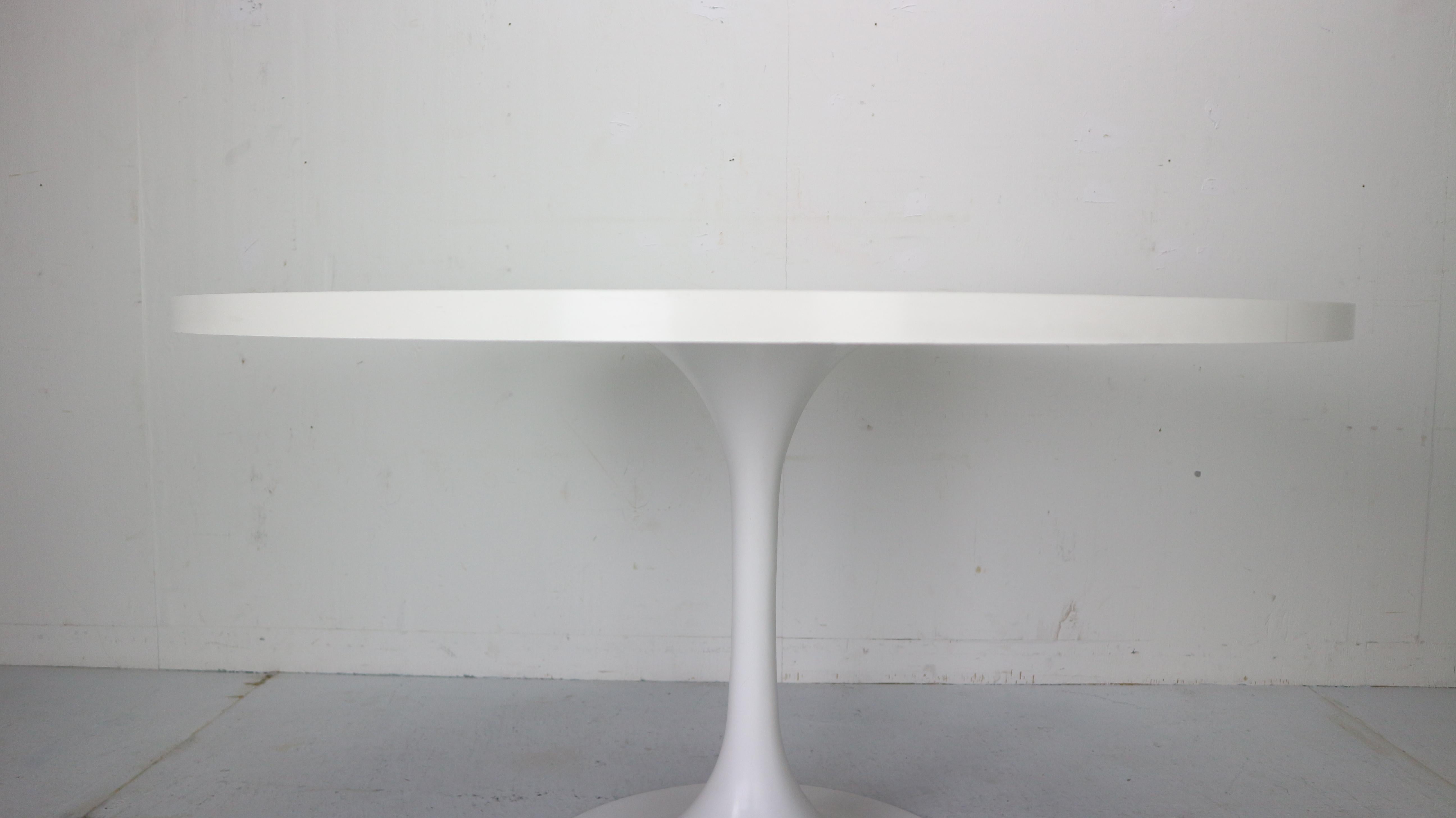 Midcentury White Tulip Round Dining Table, 1970s, Italy In Good Condition In The Hague, NL
