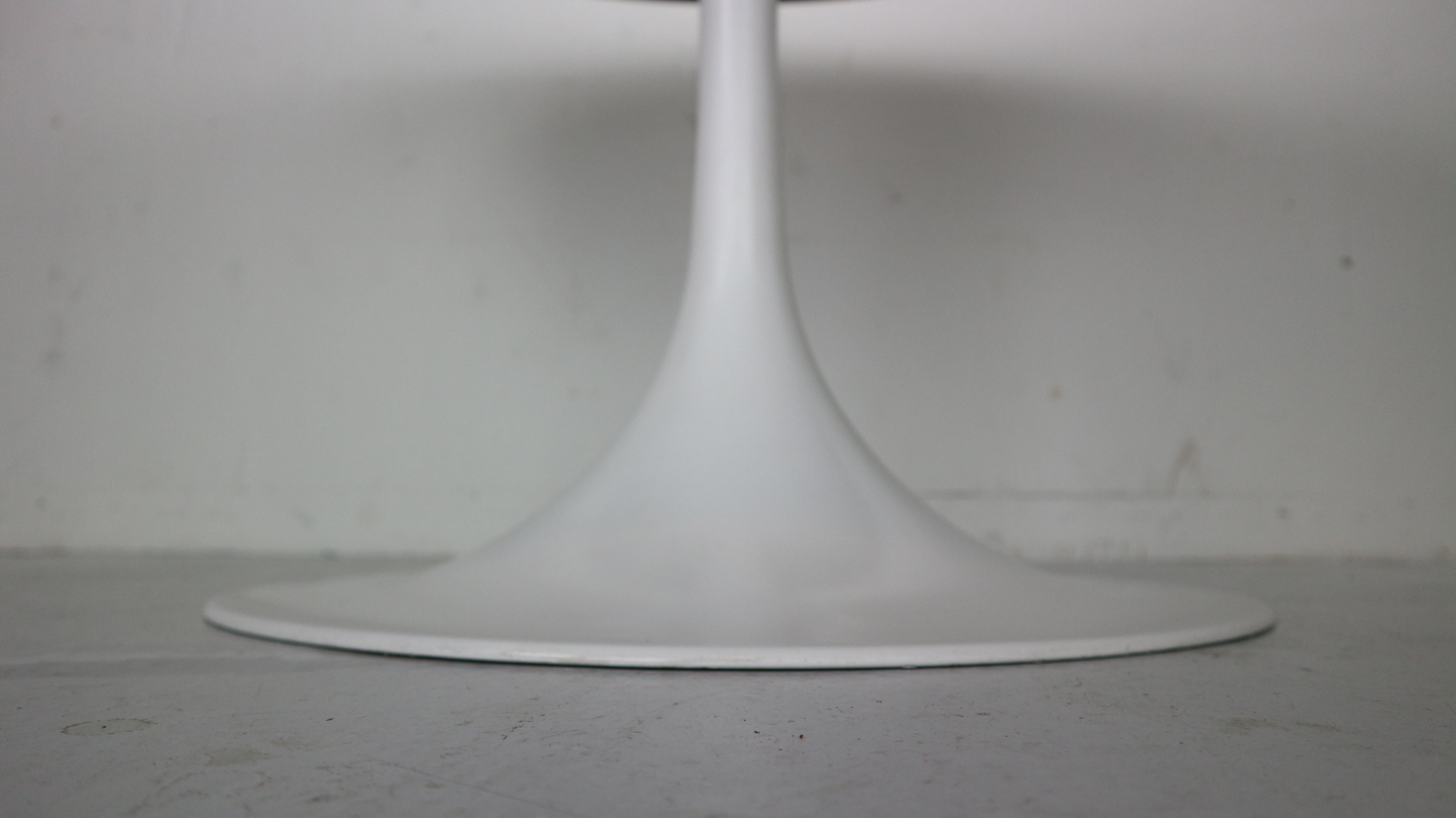 Formica Midcentury White Tulip Round Dining Table, 1970s, Italy