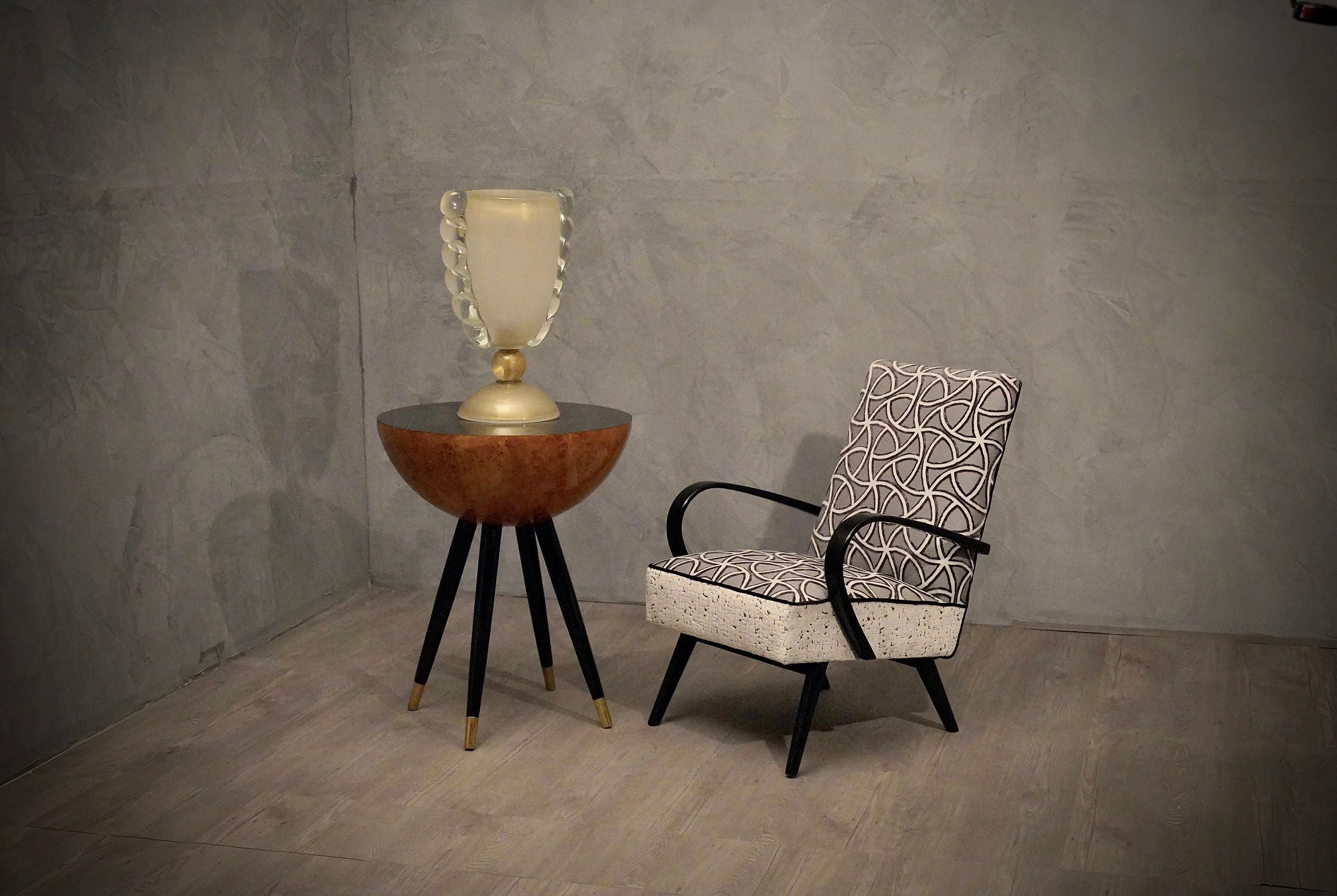 Tejido refinado y forma lineal para un par de sillones italianos de los años 50.

Esta extraordinaria pareja de sillas de los años 50 está tapizada con terciopelo combinado por nuestro taller de tapicería. Estos sillones tienen un aspecto muy