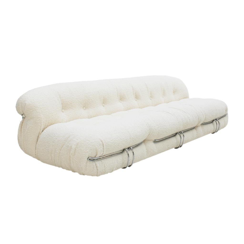 L'ensemble de canapés et les deux fauteuils Soriana conçus par Tobia Scarpa pour Cassina. Structure en acier et rembourrage en laine blanche, design italien des années 1960.

Cet ensemble emblématique de canapé et de fauteuils Soriana conçu par