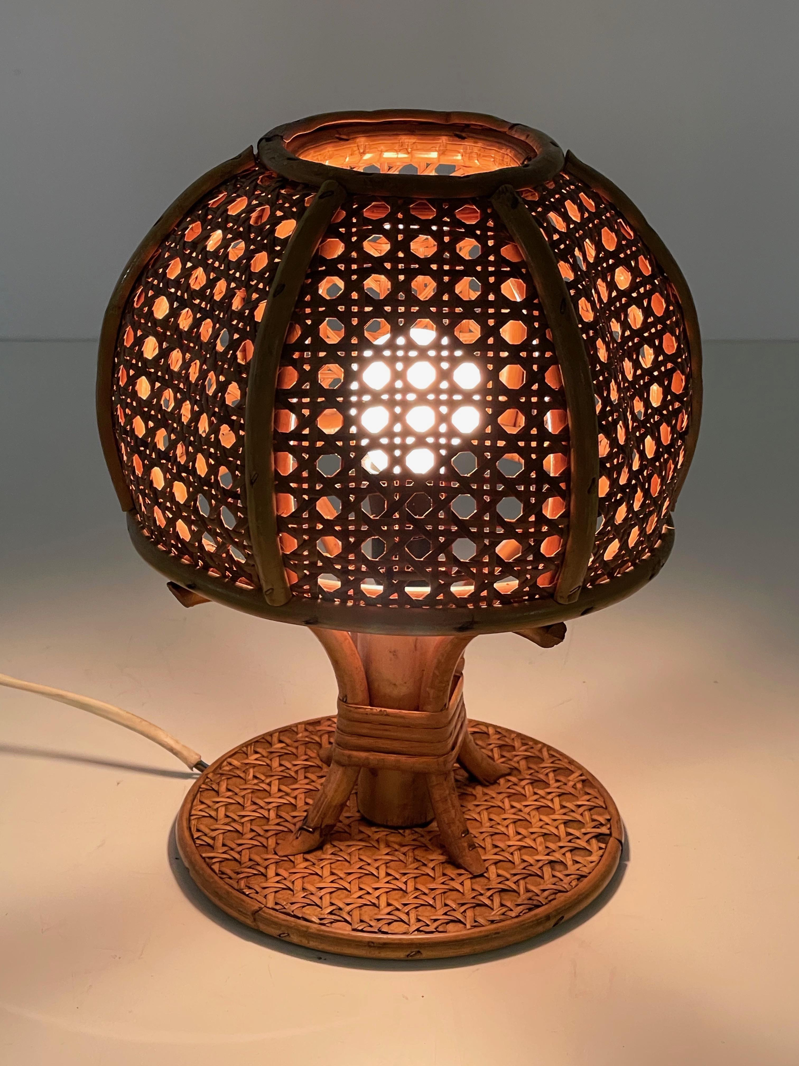 Midcentury Wicker and Rattan Italian Table Lamp, 1960s In Good Condition For Sale In Roma, IT