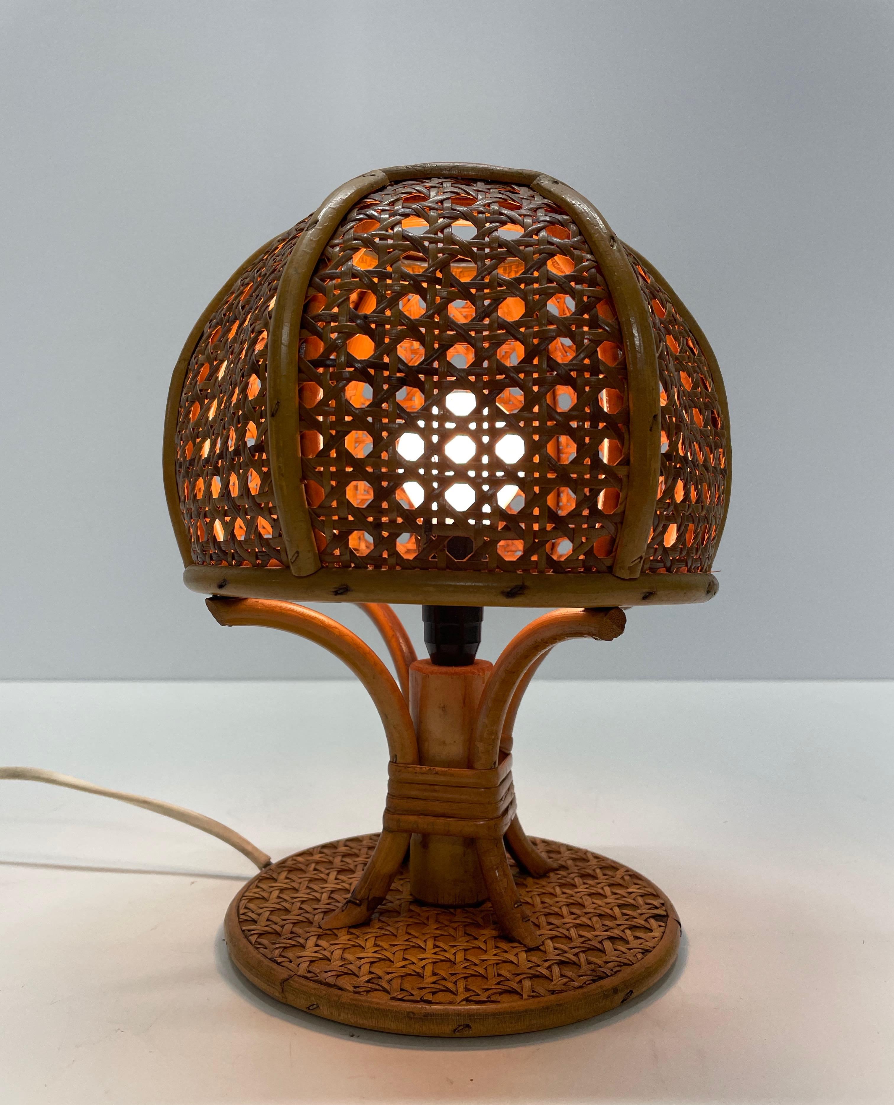 Bambou Lampe de bureau italienne en osier et rotin du milieu du siècle dernier, années 1960 en vente