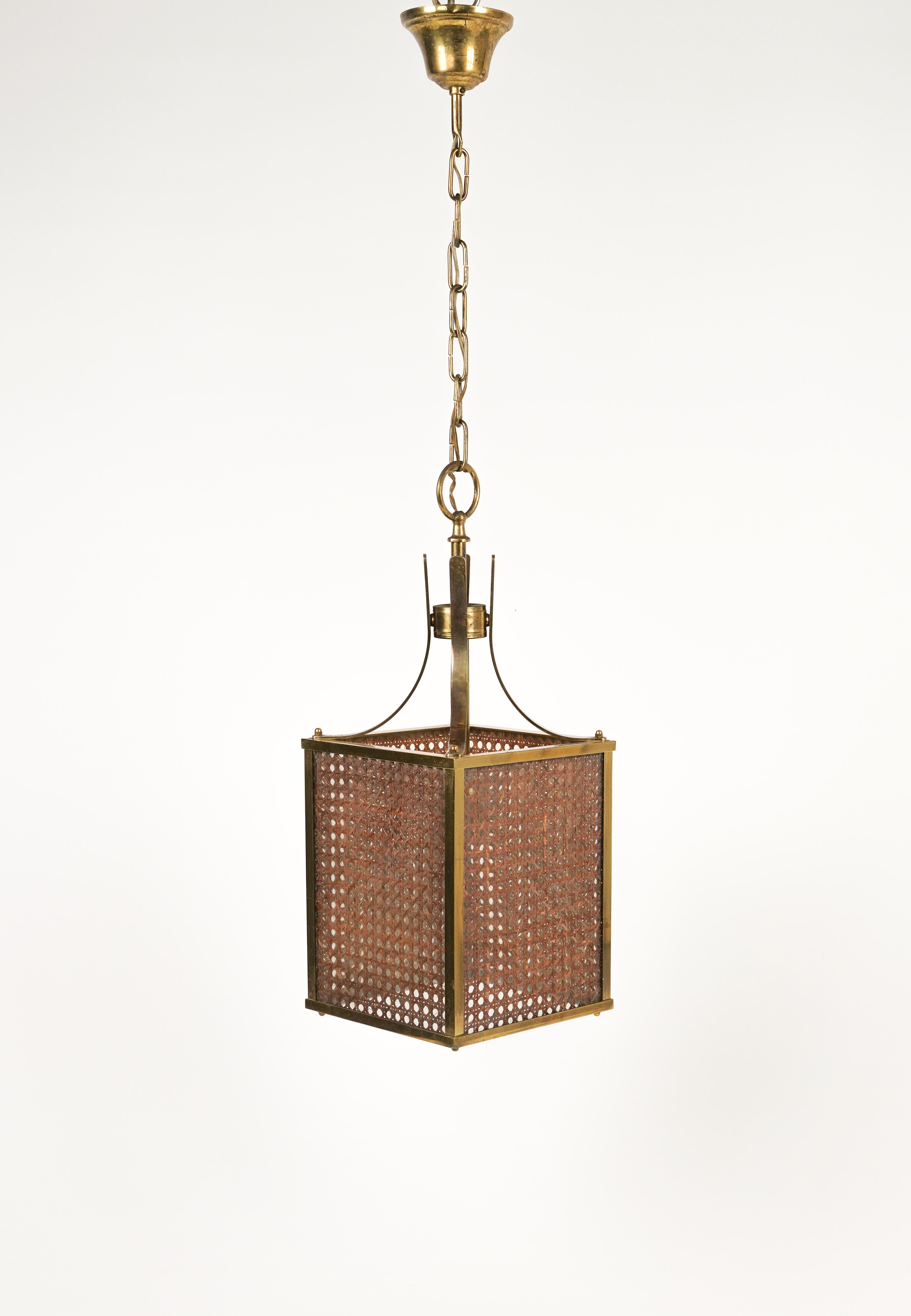 Midcentury Beautiful chandelier lantern in brass, glass and wicker in the style of Romeo Rega.

Made in Italy in the 1970s.