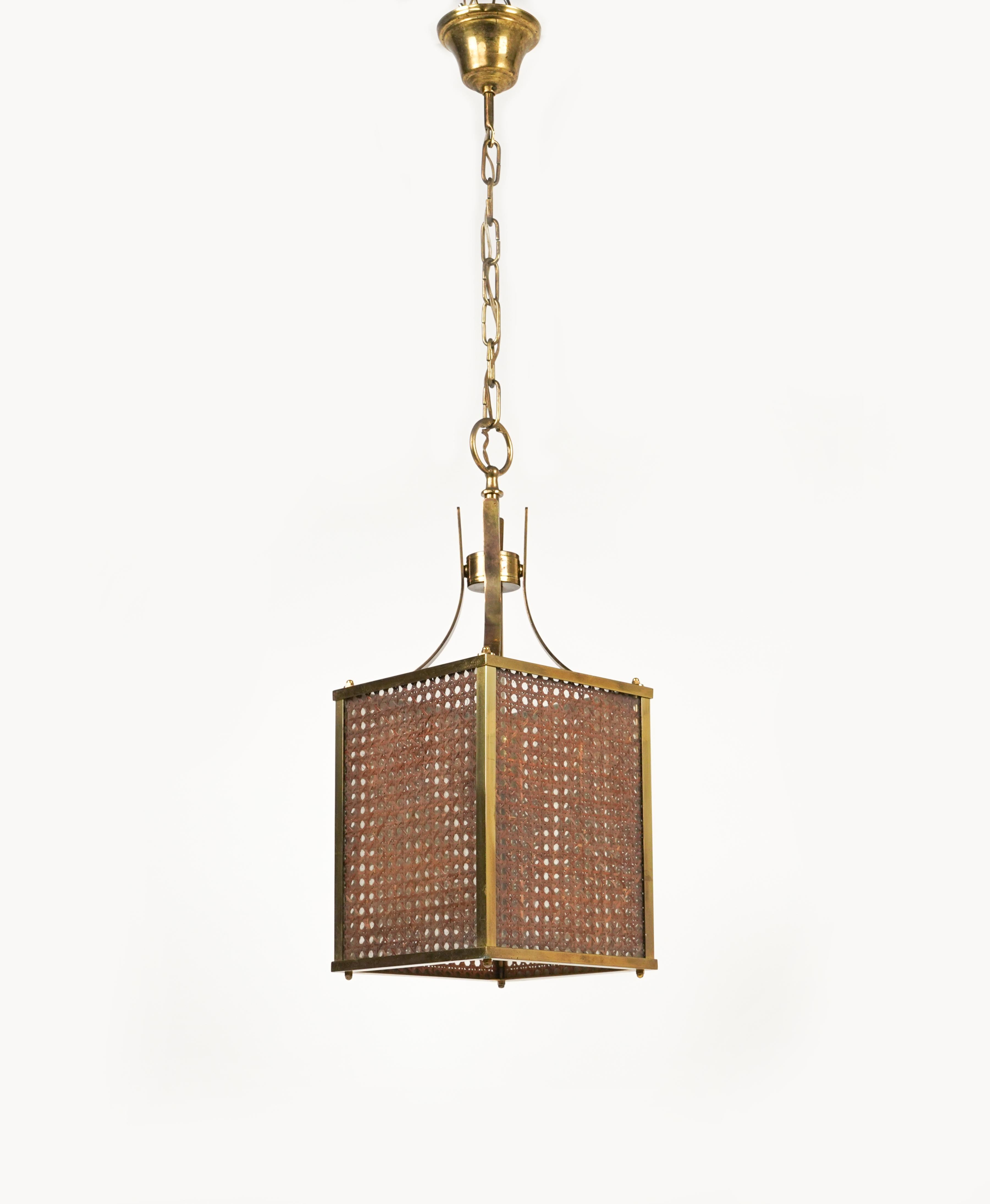 Late 20th Century Midcentury Wicker, Brass and Glass Chandelier Romeo Rega Style, Italy 1970s For Sale