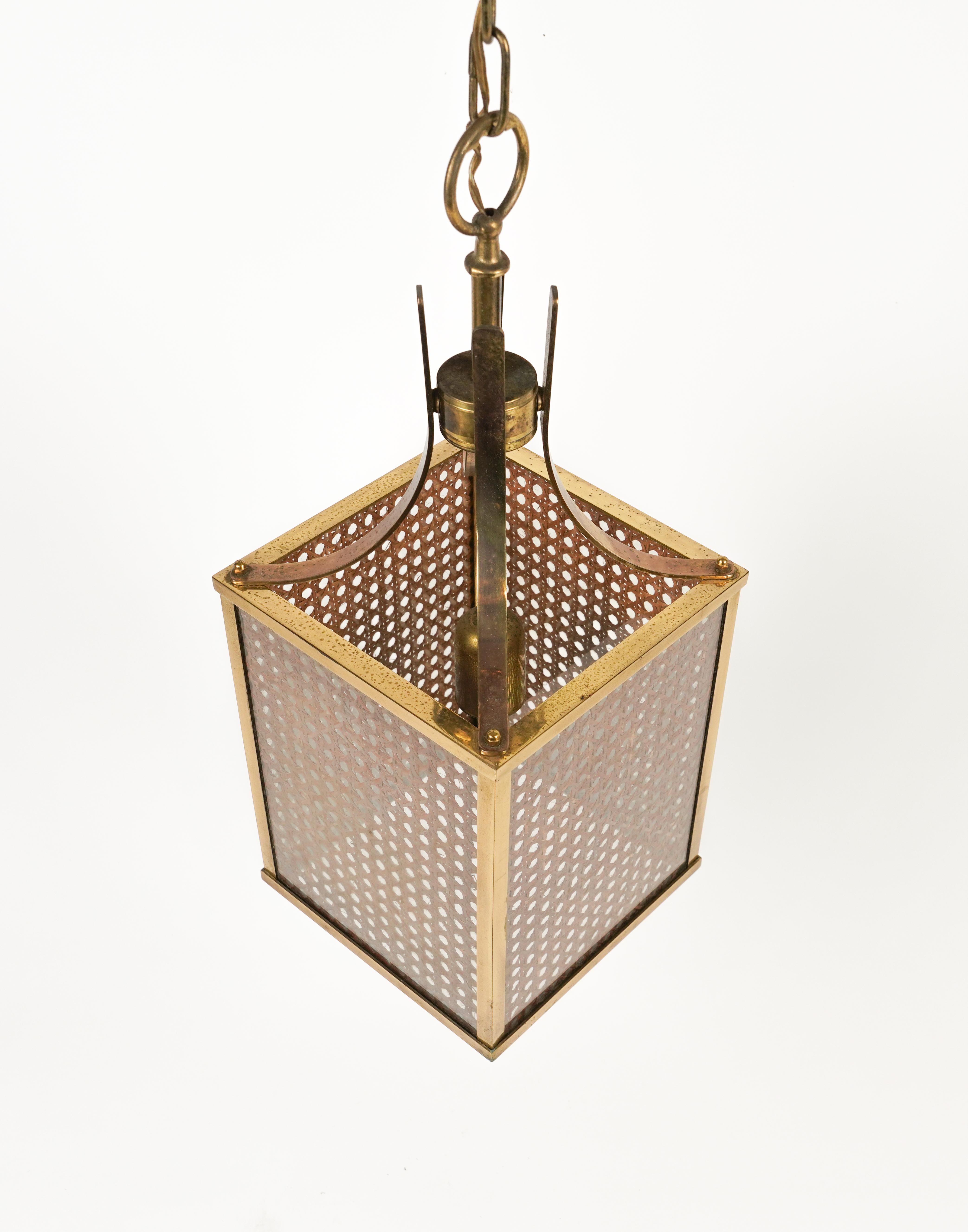 Straw Midcentury Wicker, Brass and Glass Chandelier Romeo Rega Style, Italy 1970s For Sale