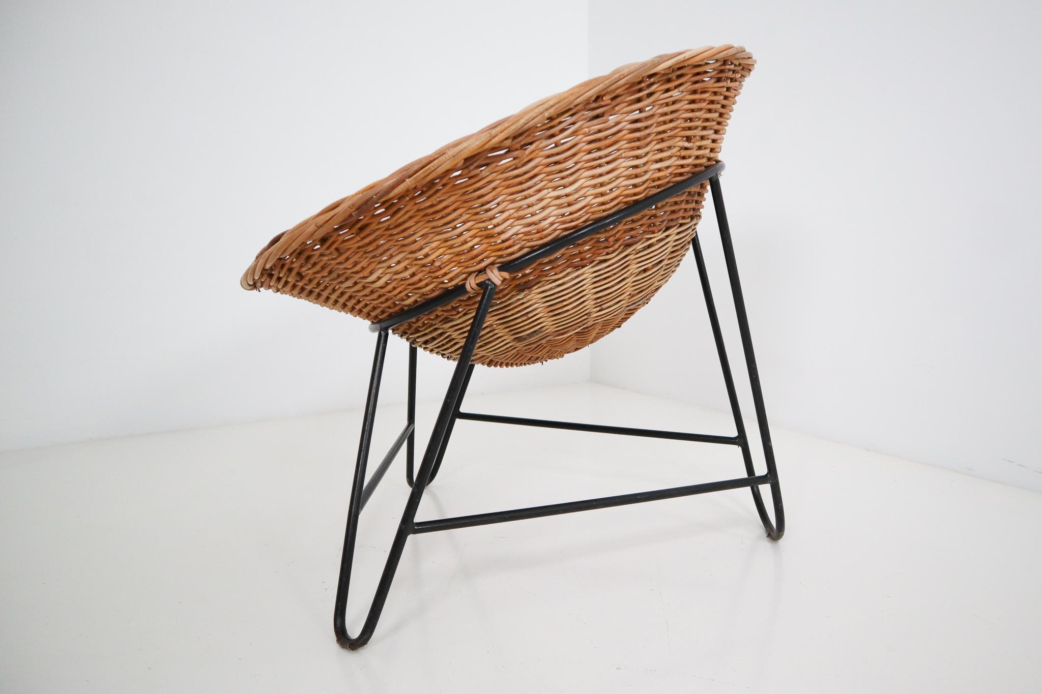 Midcentury Wicker Easy-Lounge-Patio Chair Designed in Europe, 1960s In Good Condition In Almelo, NL
