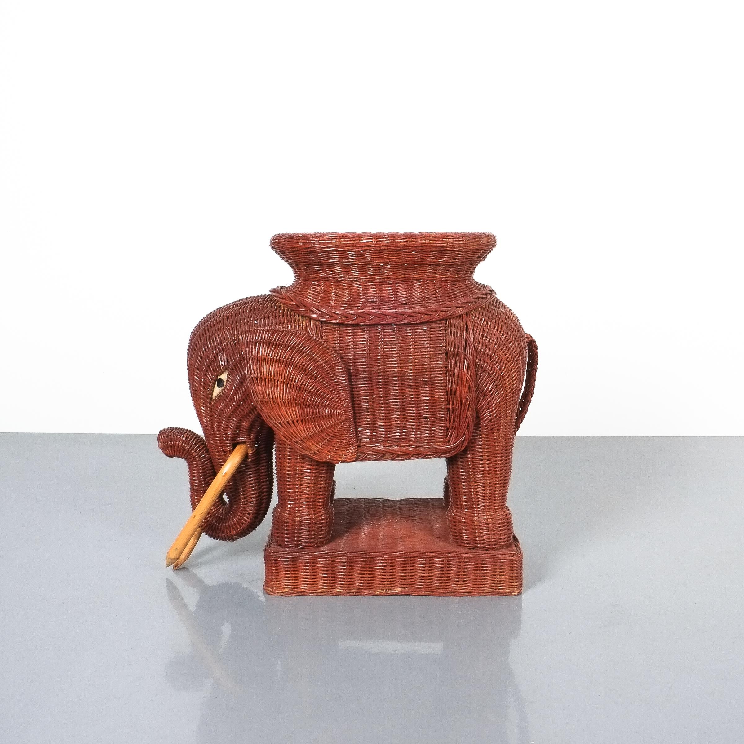 Midcentury Wicker Elephant Side Table or Flower Pot Stand (Moderne der Mitte des Jahrhunderts)