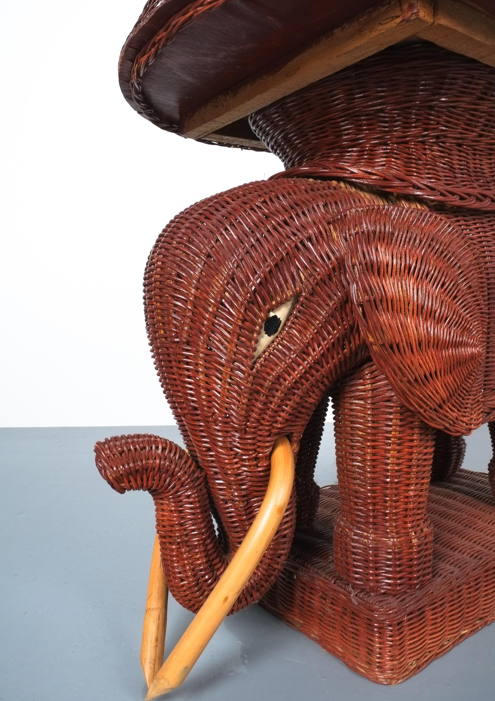 Midcentury Wicker Elephant Side Table or Flower Pot Stand (Mitte des 20. Jahrhunderts)