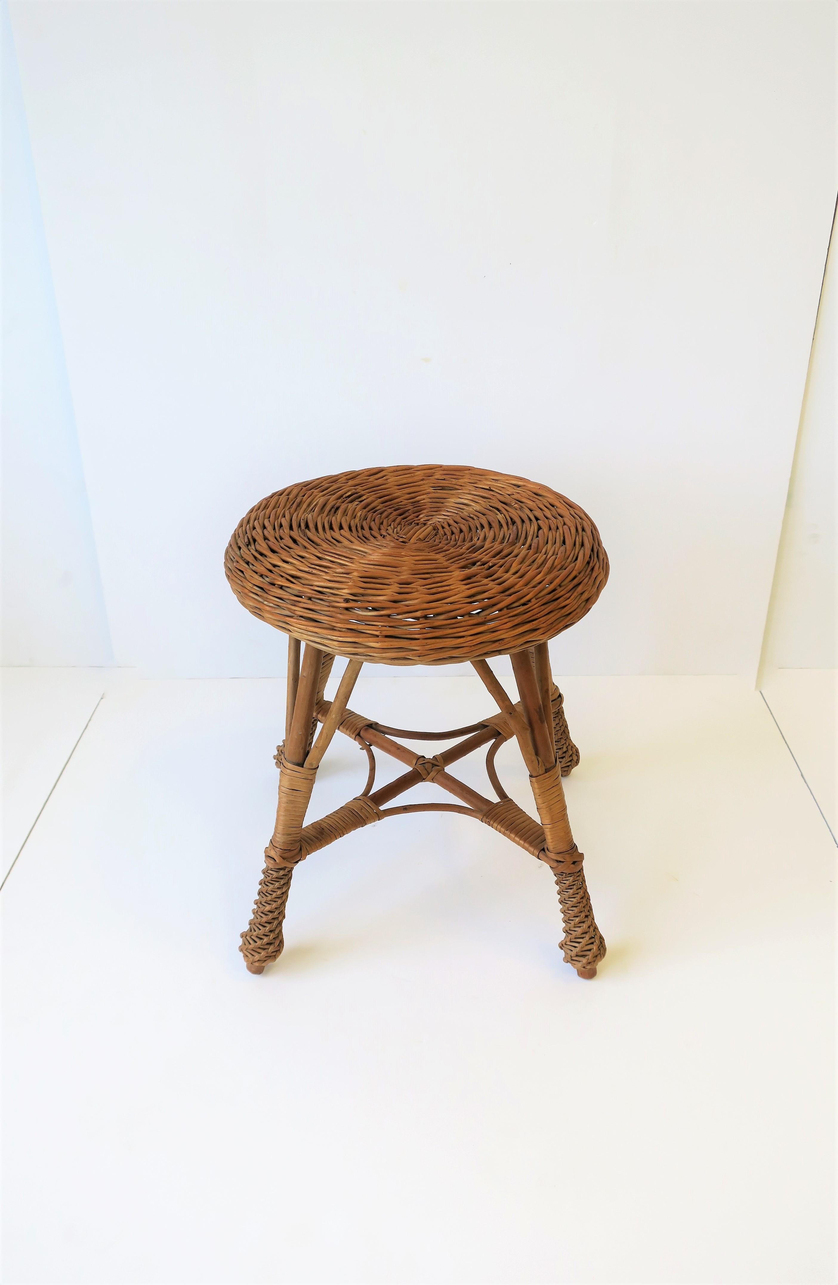 A vintage midcentury round wicker stool, footstool, low side or drinks table. 

Piece measures: 11.5 in. diameter x 13 in. height.

