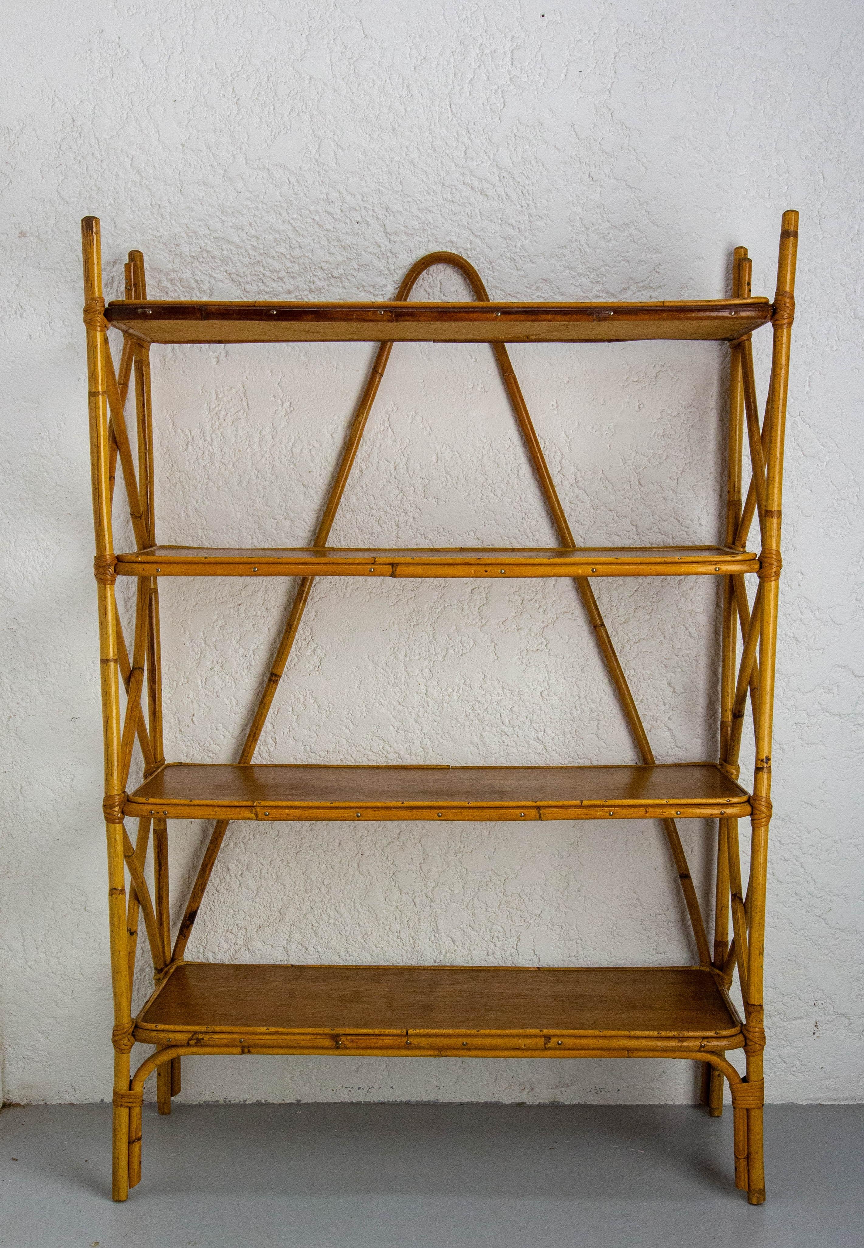 Scaffale francese in rattan di metà secolo con quattro ripiani
La misura tra due ripiani è di 26,5 cm. 
Buone condizioni vintage con segni d'uso.
Spedizione: 32 / 83 / 120 cm 11,5 kg