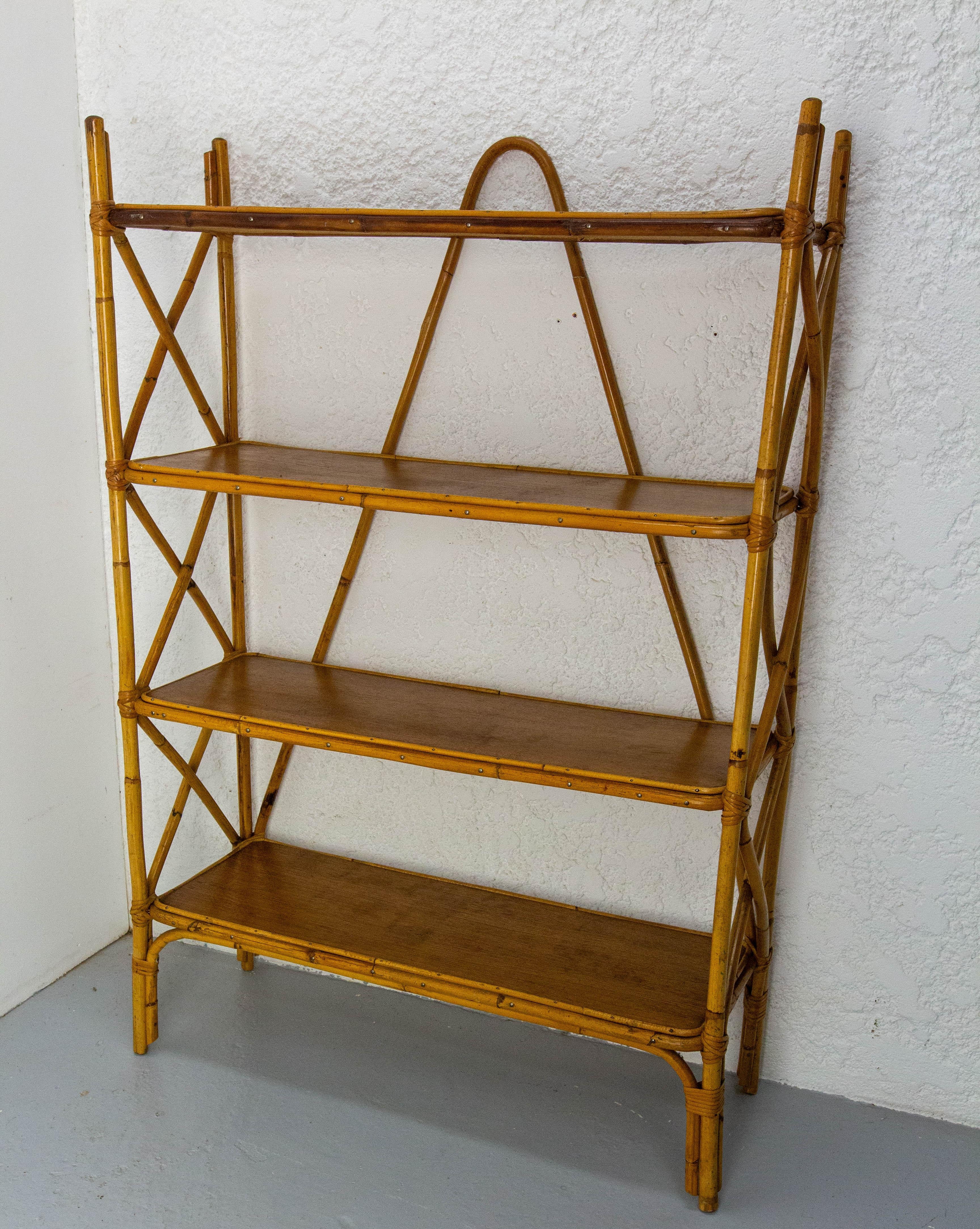 Mid-Century moderno Scaffali in vimini del Medioevo Libreria francese Étagère in vendita