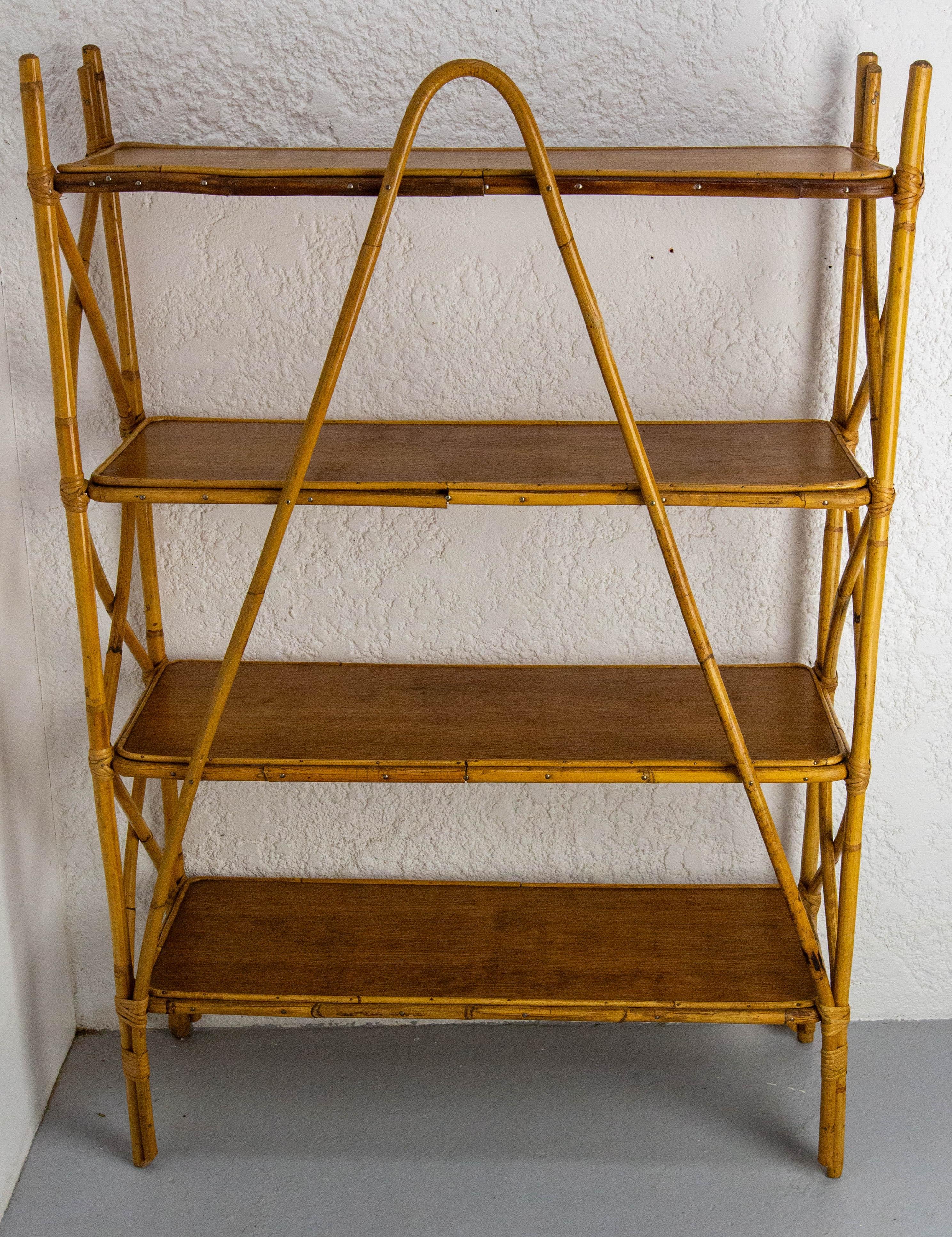 Vimini Scaffali in vimini del Medioevo Libreria francese Étagère in vendita