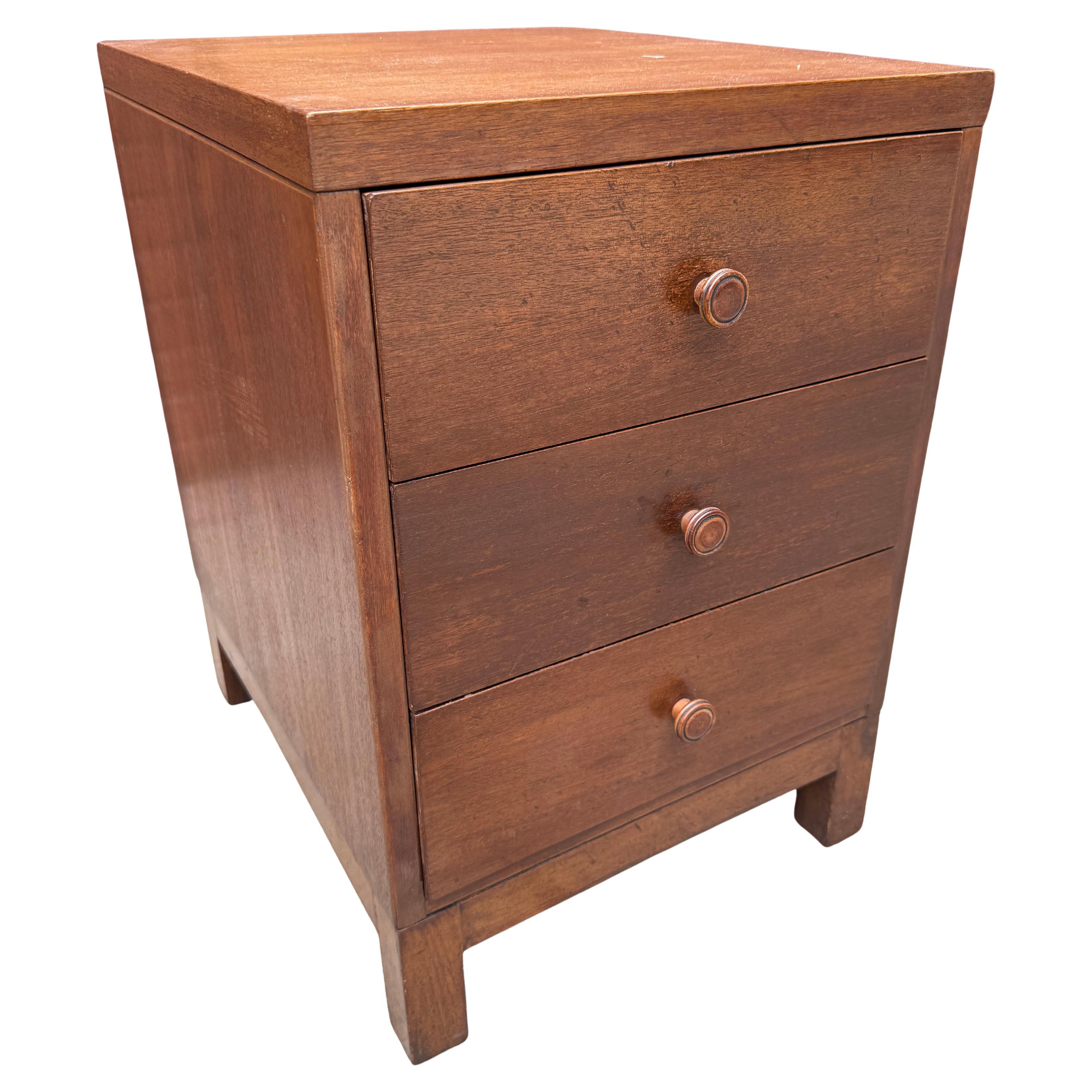 Comodino a 3 cassetti in noce splendidamente proporzionato - Widdicomb

Questo comodino in noce, dal design minimale e dalla costruzione eccezionale, è dotato di tre cassetti che funzionano senza problemi e di una struttura solida e robusta.