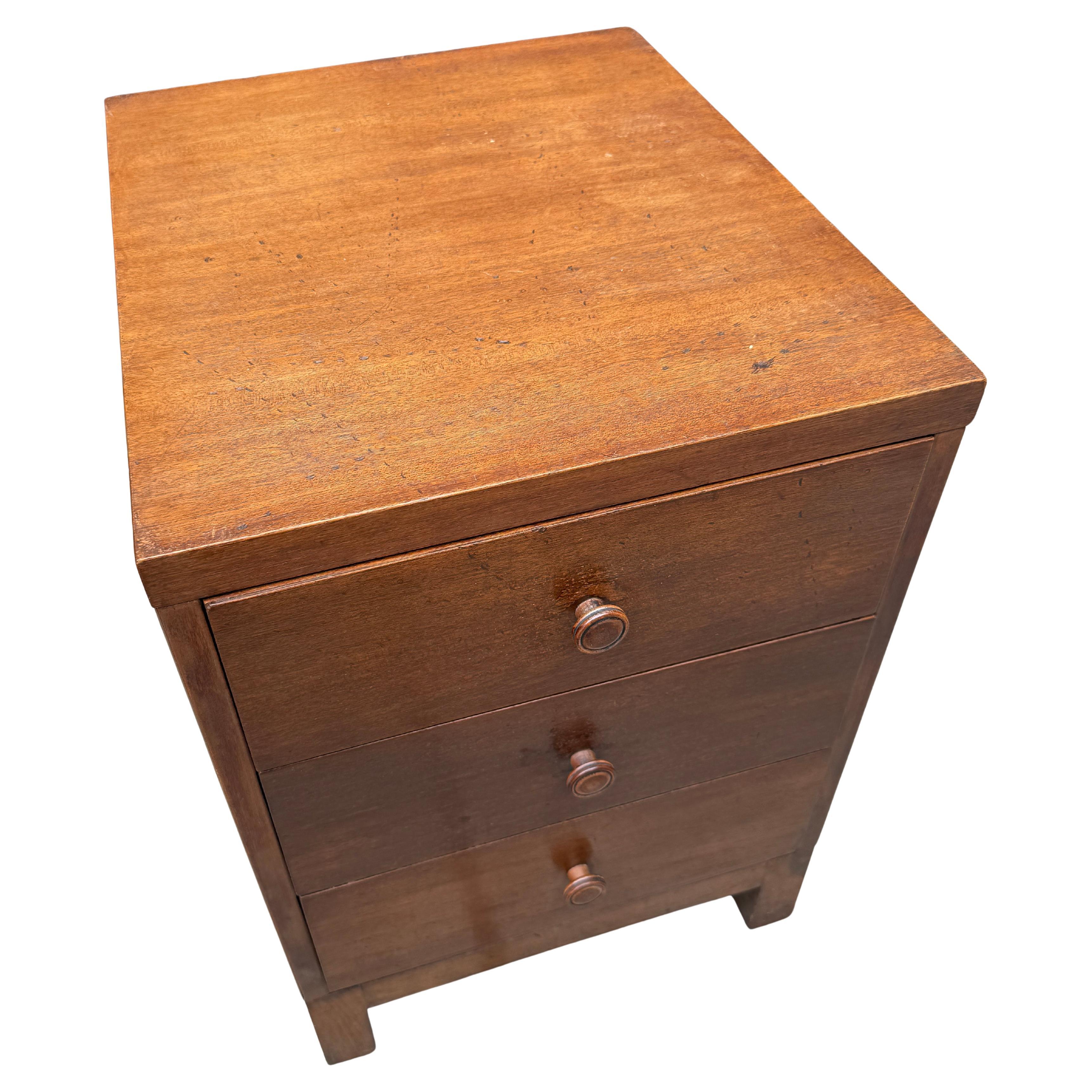 Mid-Century moderno Comodino Widdicomb a tre cassetti in noce del Medioevo in vendita
