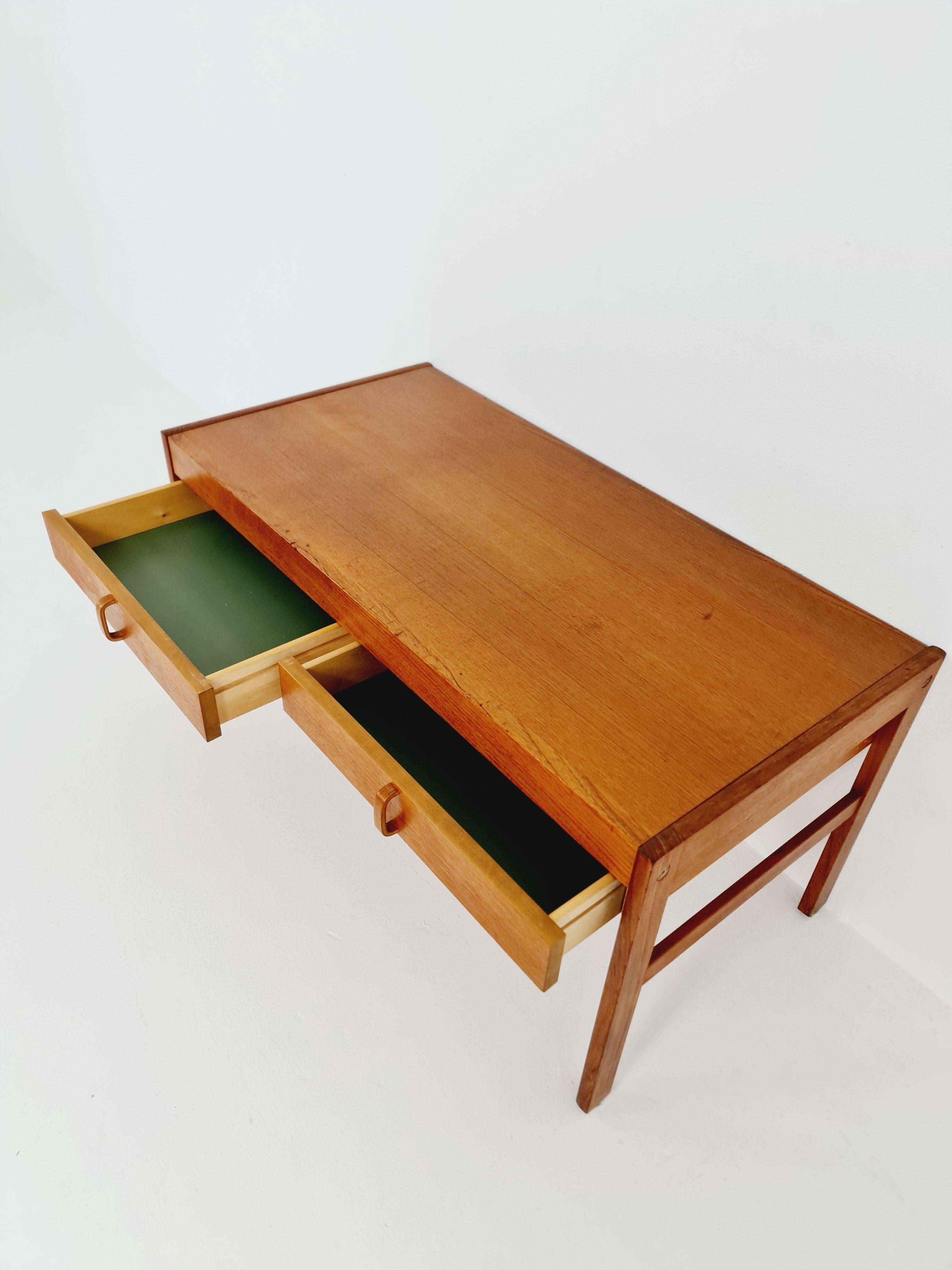 Table d'appoint/ Table de chevet/ Table de nuit en teck danois vintage, 1960s

Utilisable comme table supplémentaire dans le salon

Année de conception : 1960s

Dimensions : 
46 D x 68 L x 47 H cm


Il est en très bon état. Cependant, comme pour