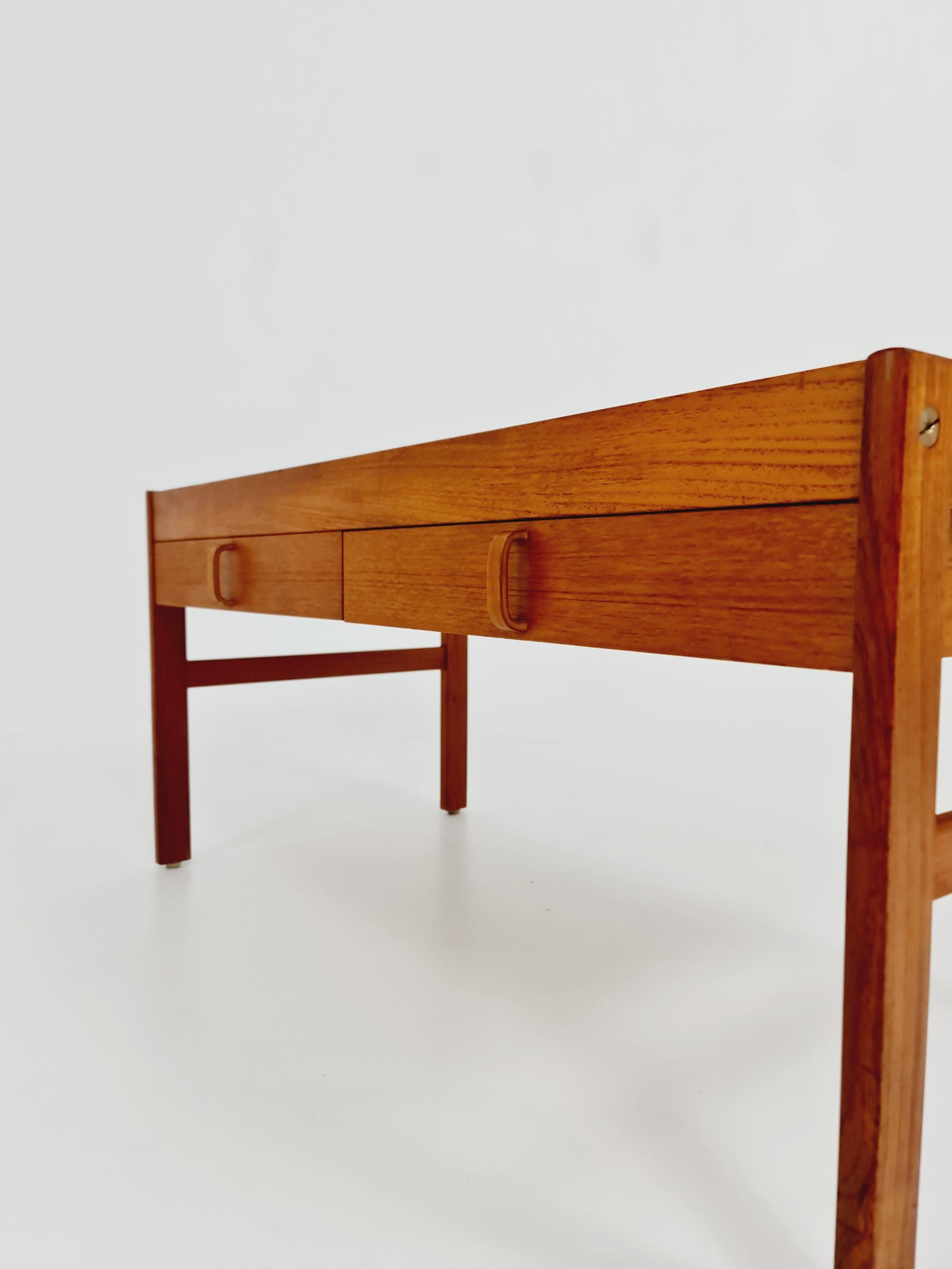 Midcentury wide Danish teak vintage Side table/ Bedside table/ Night stand, 1960 In Good Condition For Sale In Gaggenau, DE