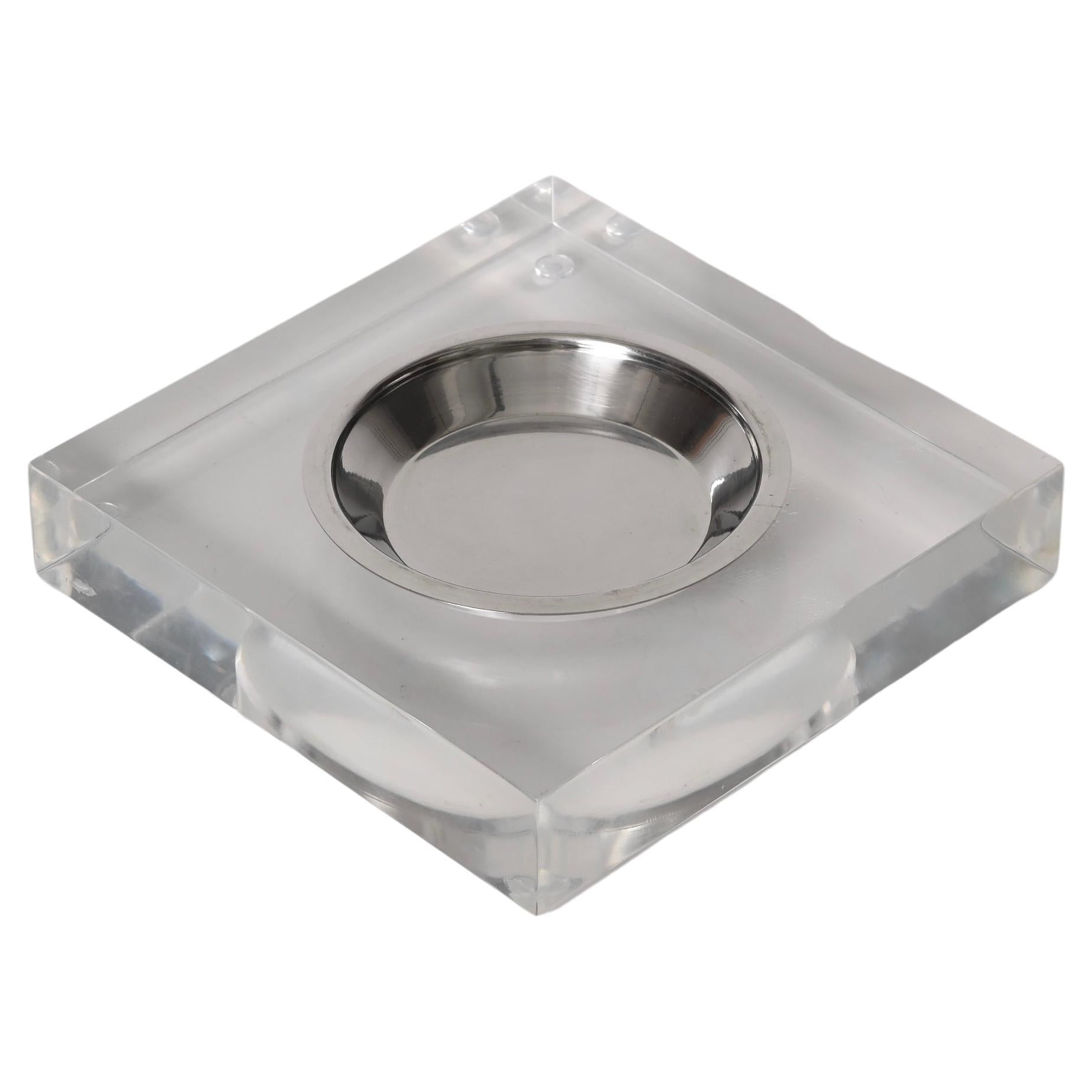 Amazing crystal lucite and chrome pocket emptier or ashtray. This fantastic piece was designed in Italy during the 1970s in the style of Willy Rizzo.

This ashtray is lovely because of the beautiful straight lines and the chromed metal central part,