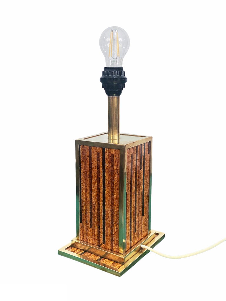 Incredible Willy Rizzo style mid-century brass and cork table lamp. This fantastic table lamp was made in Italy in the 1970s and is in original vintage condition.

This item is perfect for a living room or mid-century style dining room, as its