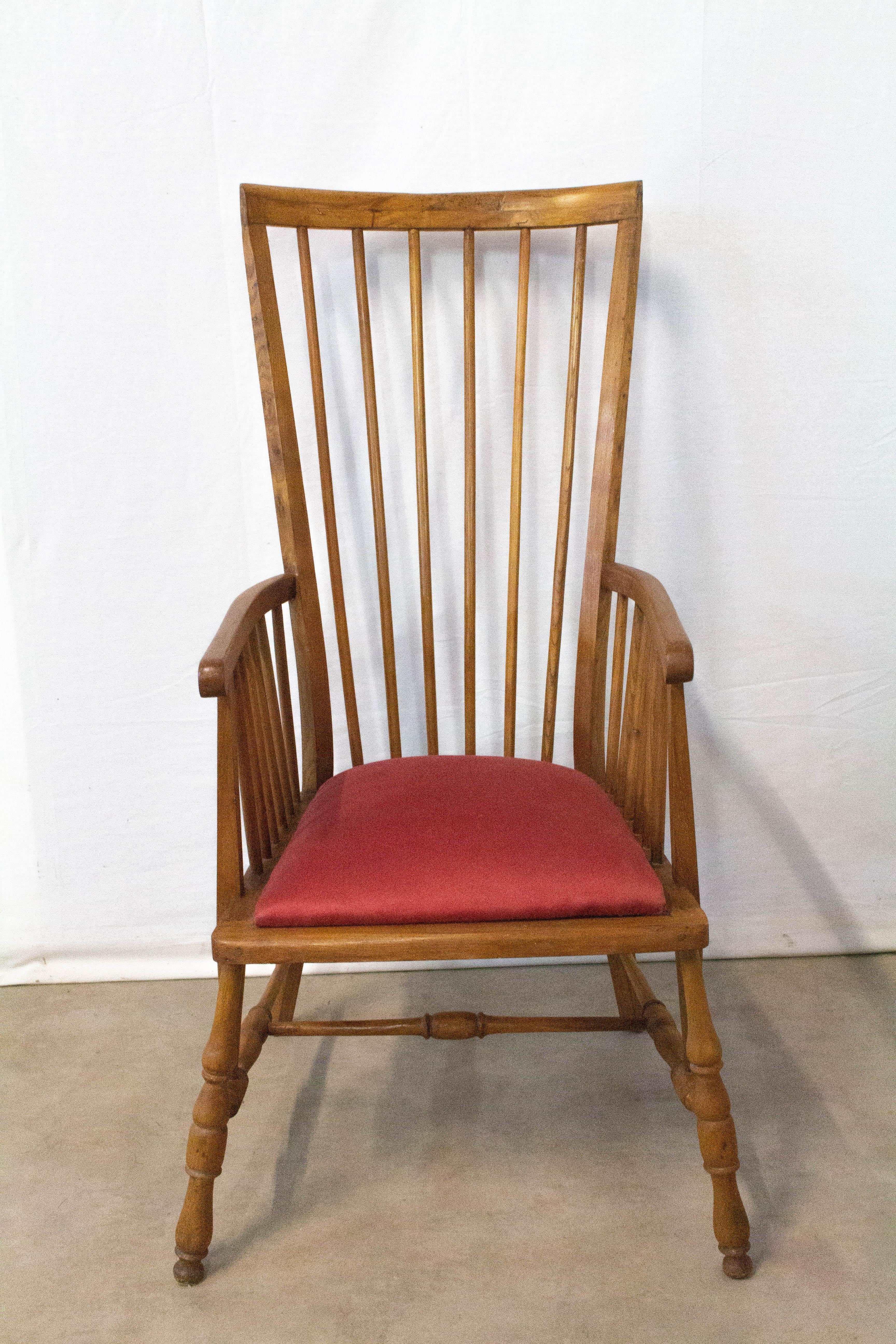 Windsor elm chair, midcentury armchair, circa 1950
Beautiful woodworking, please see photos
Originally the seat was caned, it has been replaced by this elegant cushion.
Good condition.