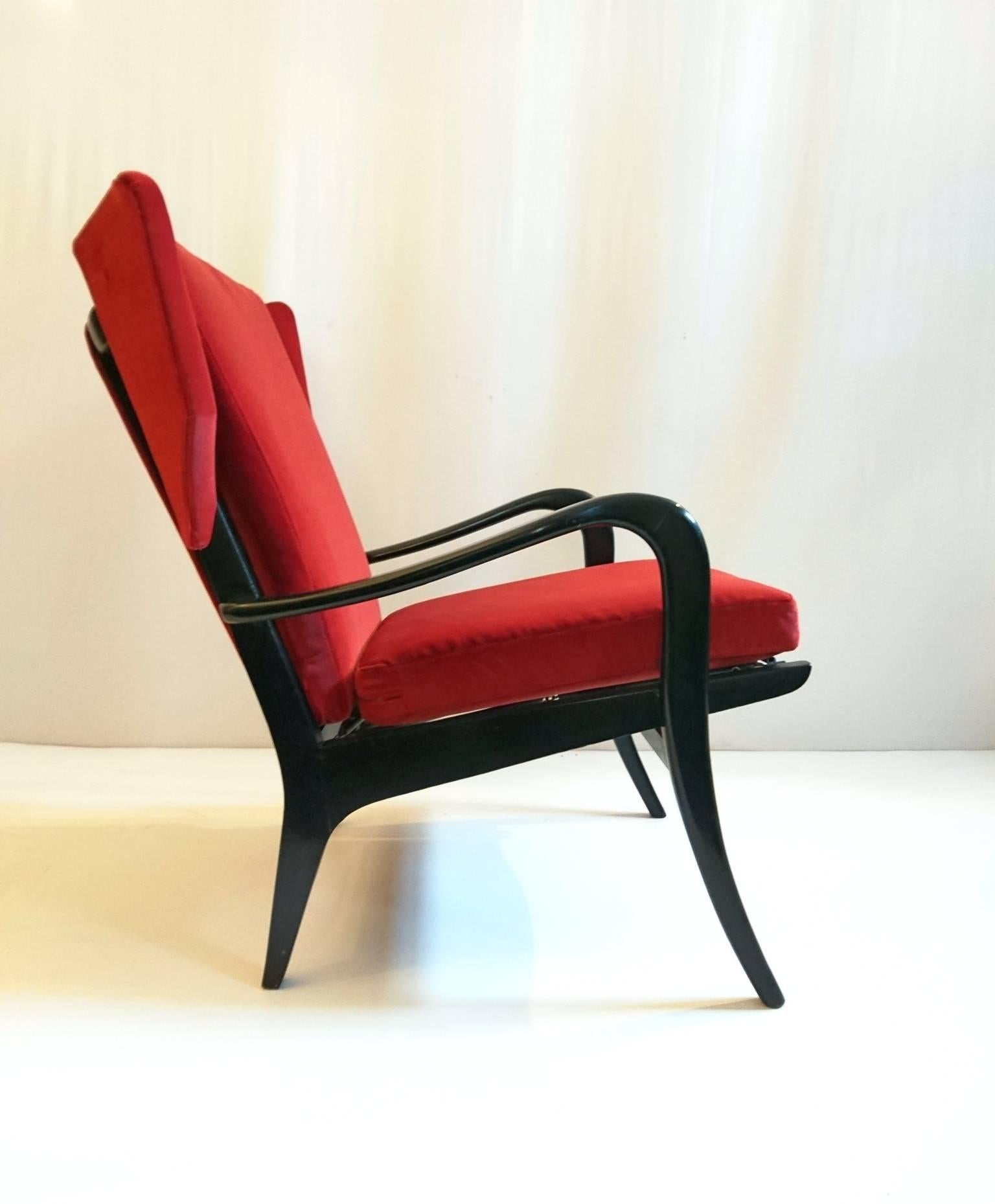 Eleganter und komfortabler Sessel, der sowohl in der Konstruktion als auch in der Holzausführung und in der Polsterung professionell restauriert wurde. Schwarzer Holzrahmen mit dem originalen patentierten Free-span-System (siehe Bild) mit einem
