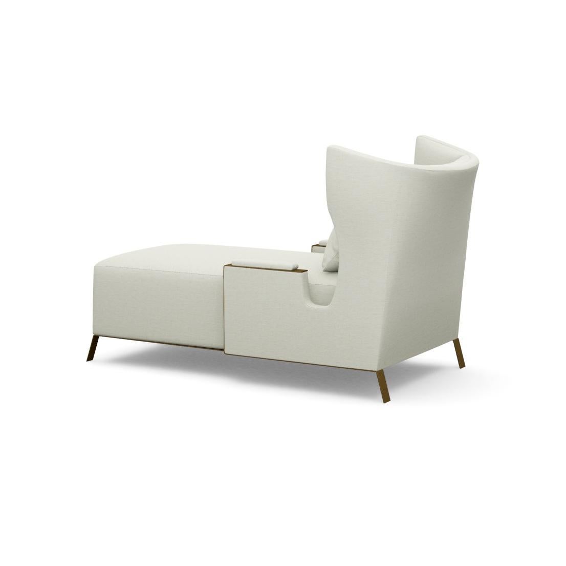 Chaise tapizada
Respaldo y asiento ajustados con un cojín individual
Pata y brazo superpuestos de acero con acabado de latón envejecido

Se muestra en tejido 1216-91
Sólo disponible en acabado latón antiguo
Dimensiones:
Anchura exterior 36