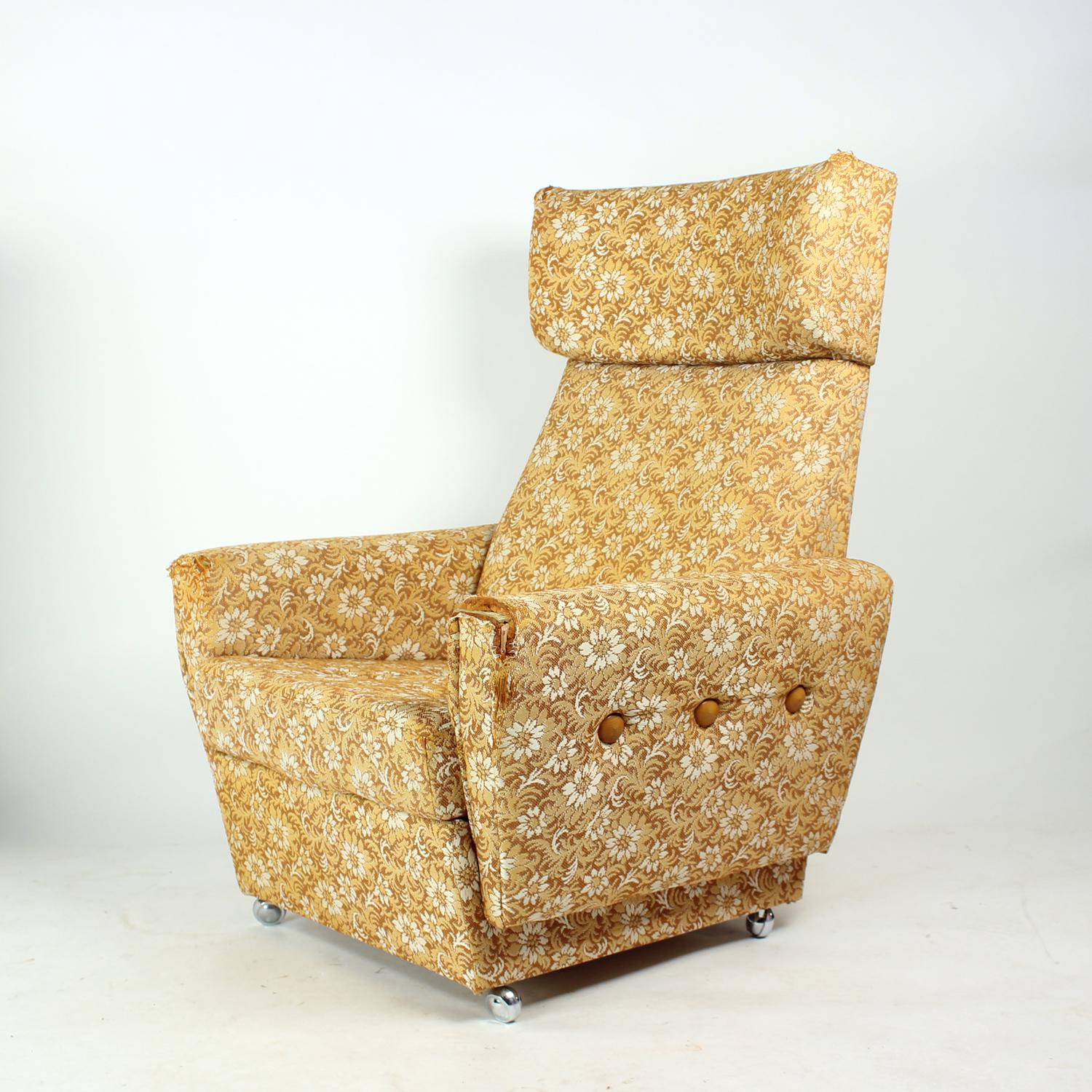 Il s'agit d'un fauteuil assez rare produit par la société TON en Tchécoslovaquie dans les années 1960. L'étiquette d'origine est encore visible sur le fond. Le fauteuil repose sur quatre roues, ce qui le rend facile à déplacer et à manœuvrer