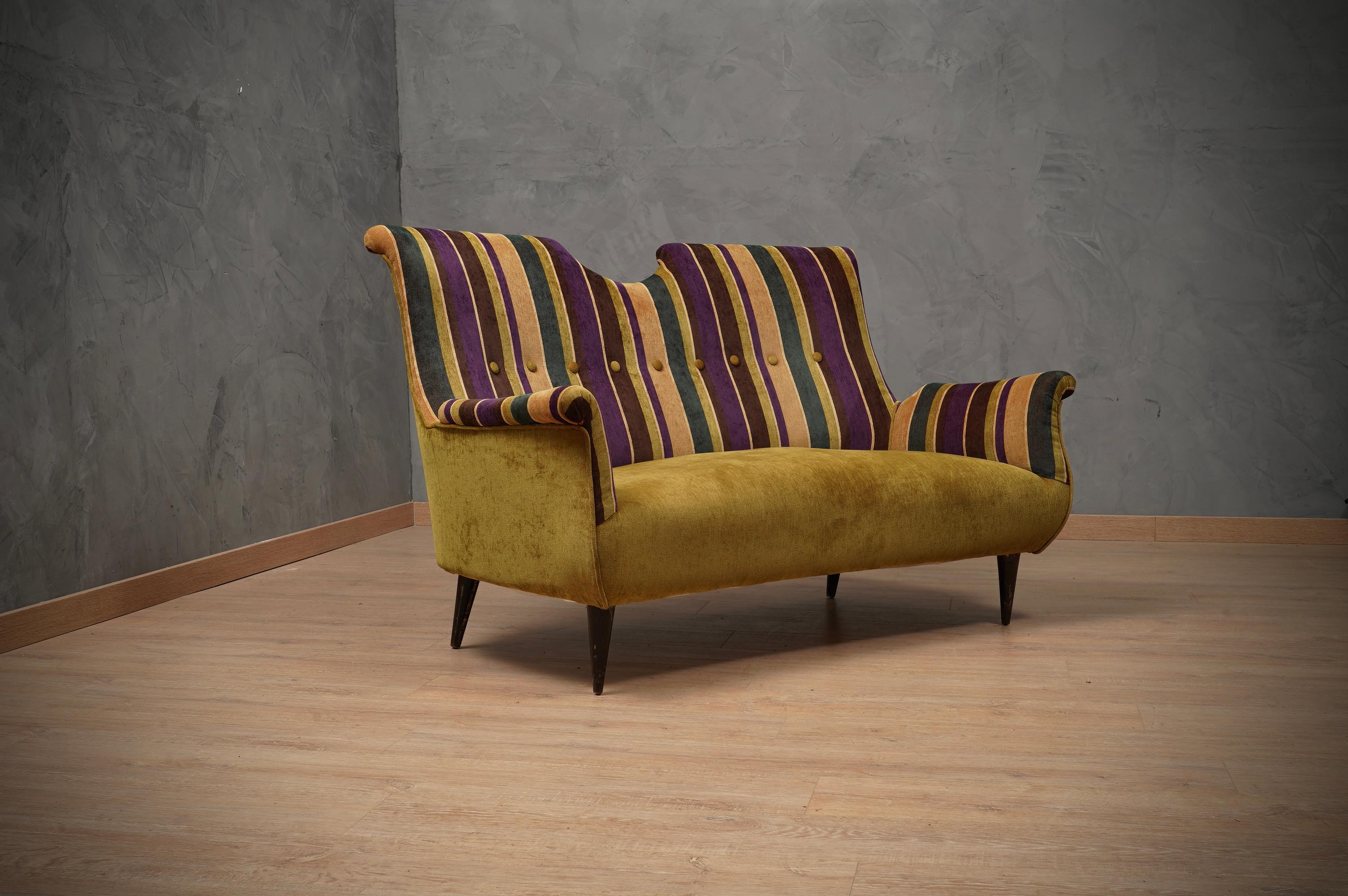 Schönes Sofa im charakteristischen italienischen Stil von Paolo Buffa, Vittorio Dassi und Osvaldo Borsani, aus der Mitte des Jahrhunderts. Diese Art der passenden Samtstoff macht das Sofa sehr elegant, die Kombination von Phantasie und Geschmack für