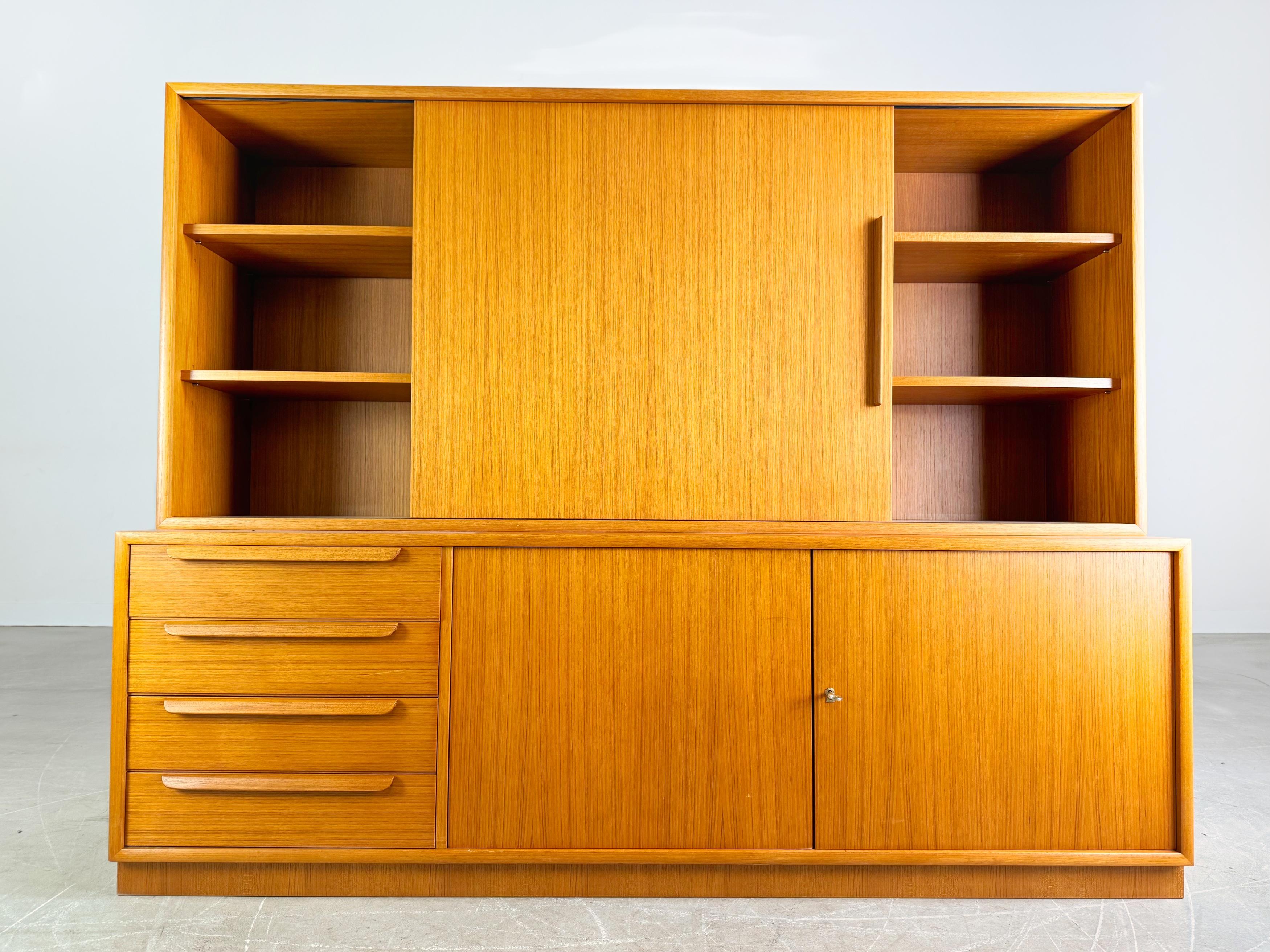 Ti offriamo una splendida credenza in teak, una bacheca o un mobile da giardino di WK Möbel. I Module nascono da un'unica struttura, sono stati realizzati in modo professionale dal nostro team e possono essere utilizzati in modo semplice e
