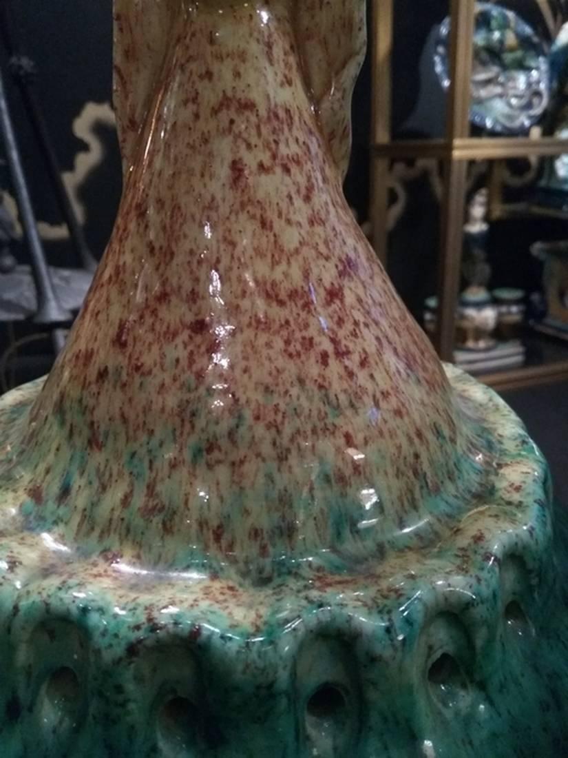 This original lamp, made in the shape of a hot-air balloon and overhung by a woman's head, is attributed to Accolay's productions, which were made from the 1940s until the end of the 20th century. Indeed, the originality of this piece, the gradation